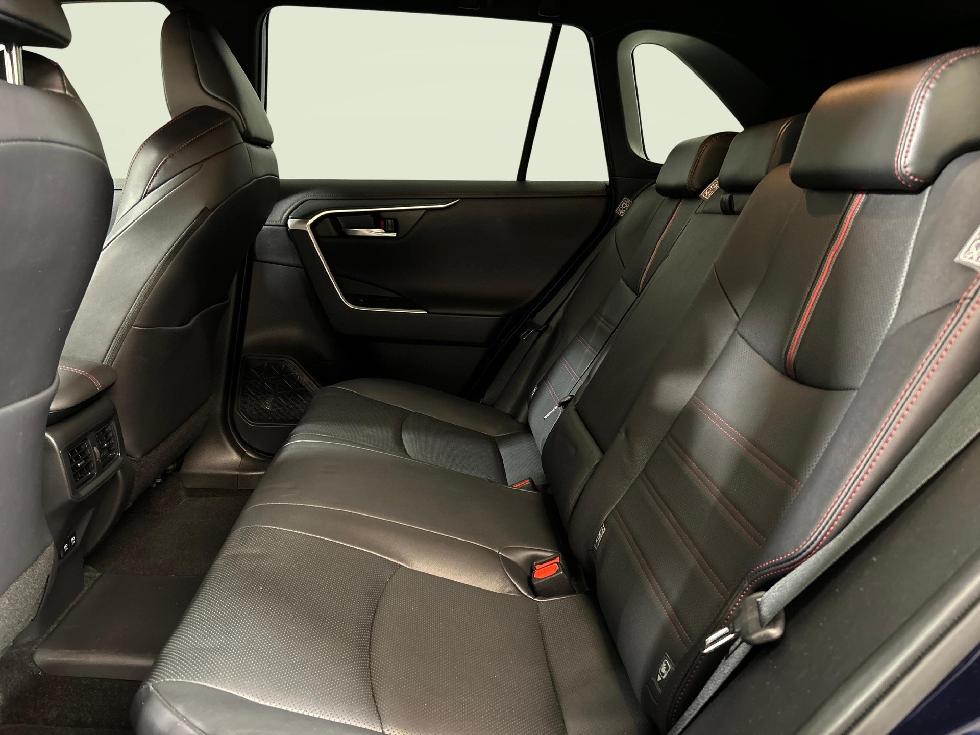 TOYOTA RAV4 2.5 Plug-In-Hybrid Platinum-showroom-element-3