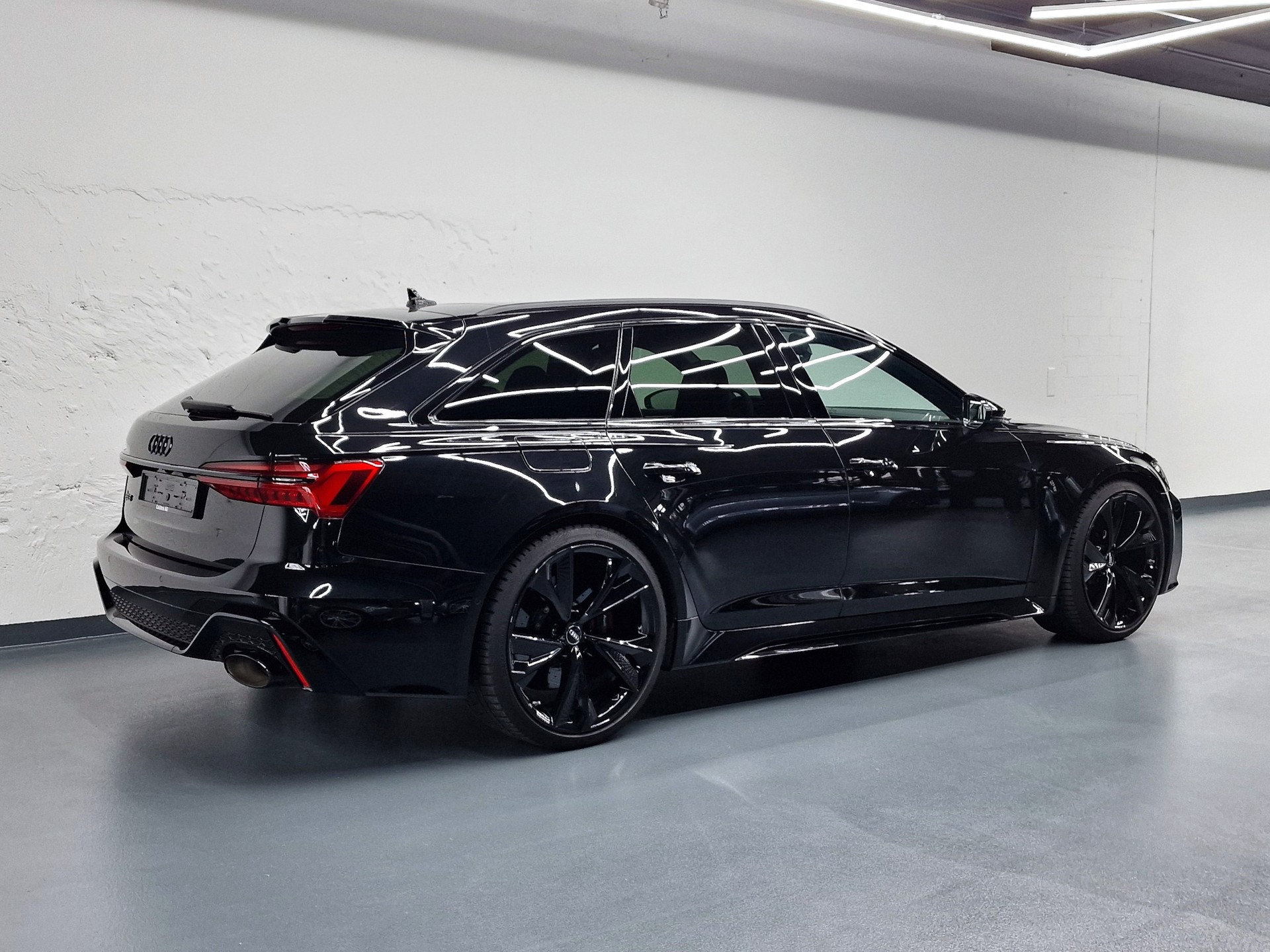 AUDI RS6 Avant 4.0 V8 TFSI quattro T-Tronic-image-2