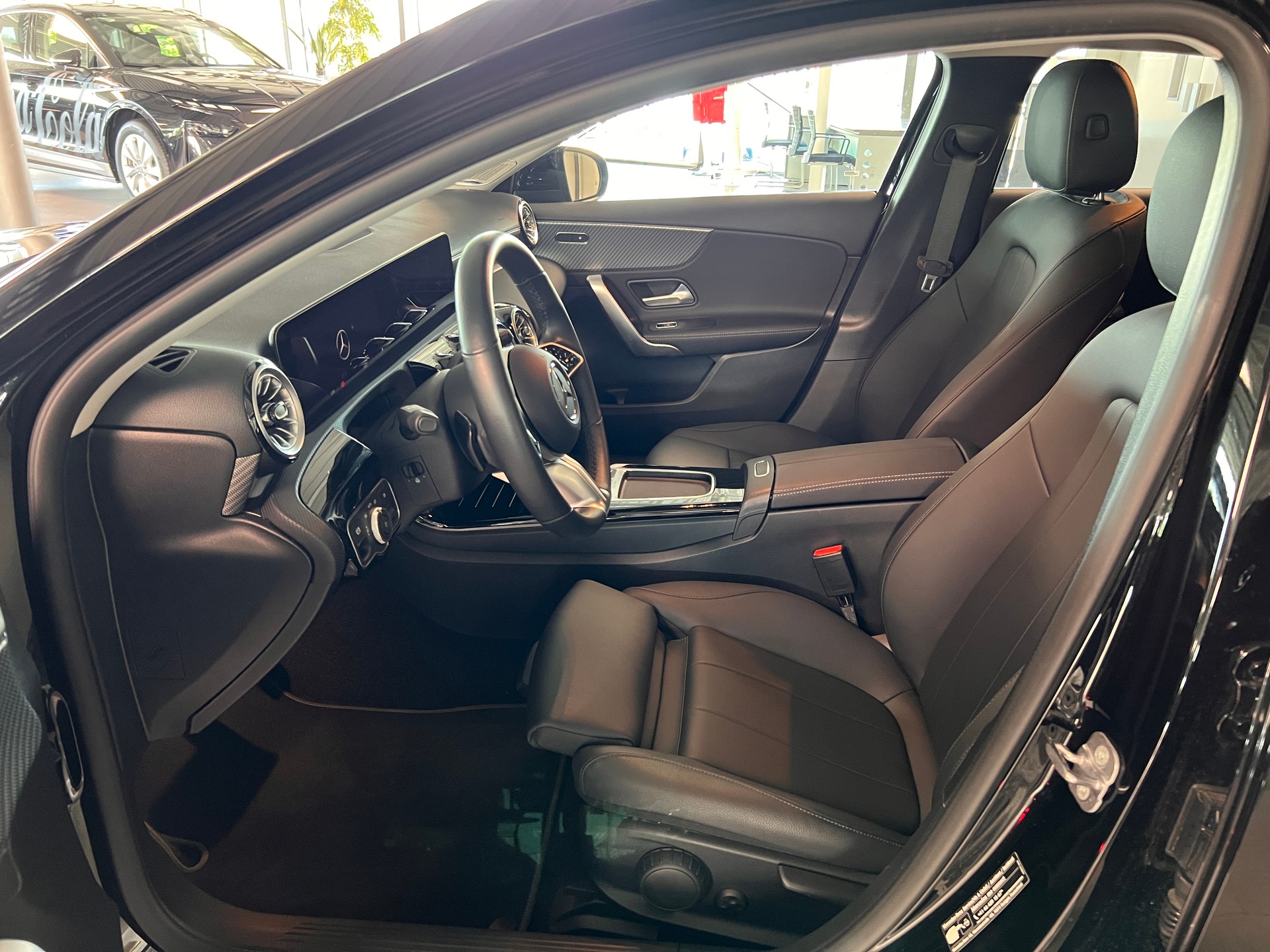 MERCEDES-BENZ A 200 7G-DCT-image-9