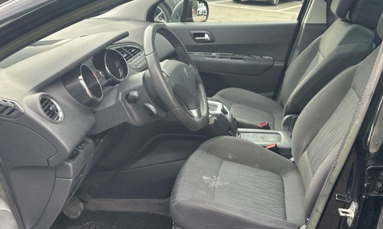PEUGEOT 5008 1.6 16V T Family Automatic-image-5