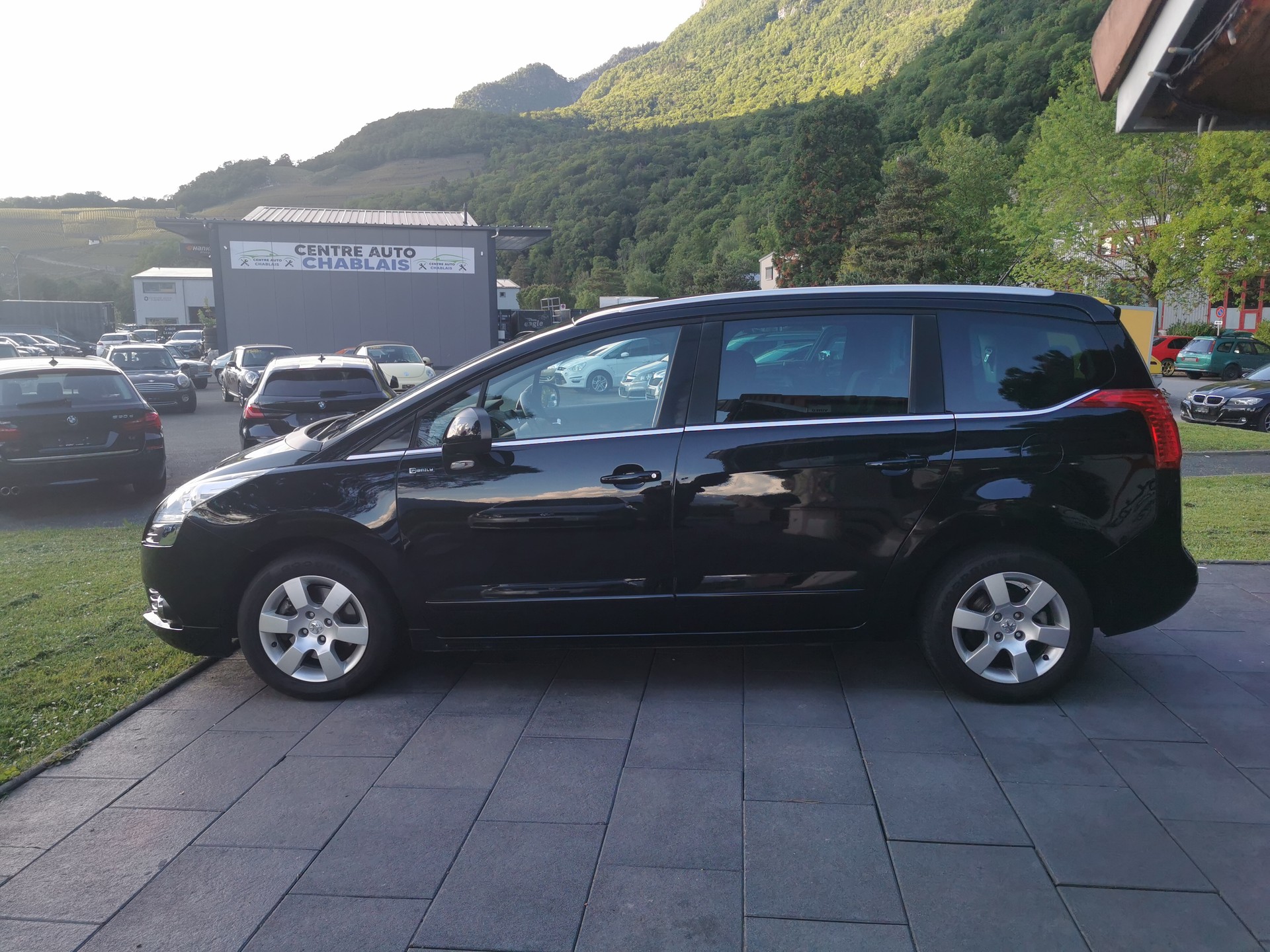 PEUGEOT 5008 1.6 16V T Family Automatic-image-12
