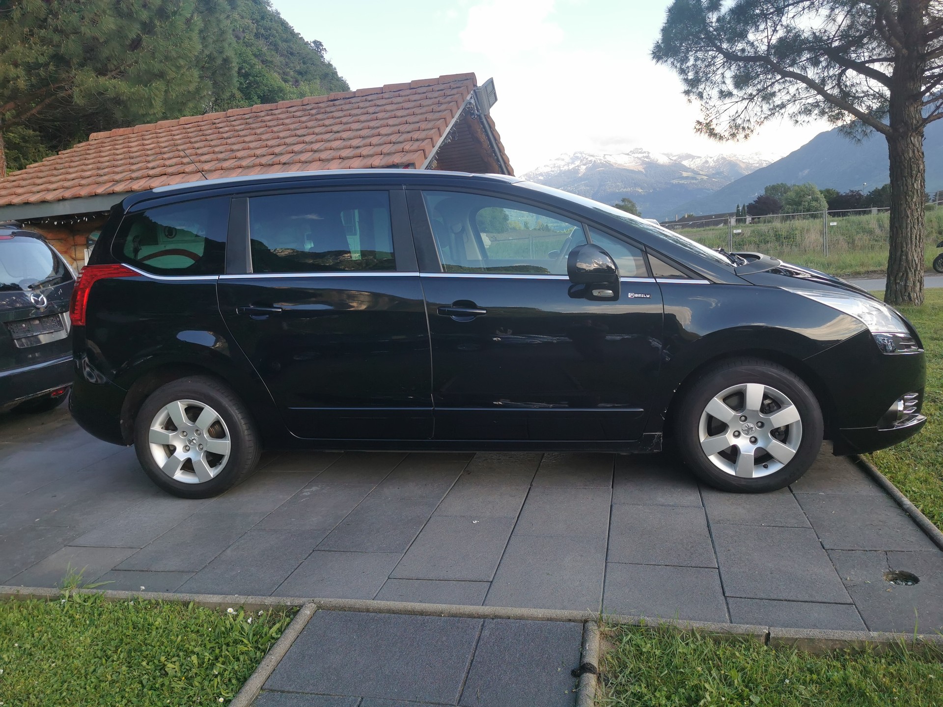 PEUGEOT 5008 1.6 16V T Family Automatic-image-7