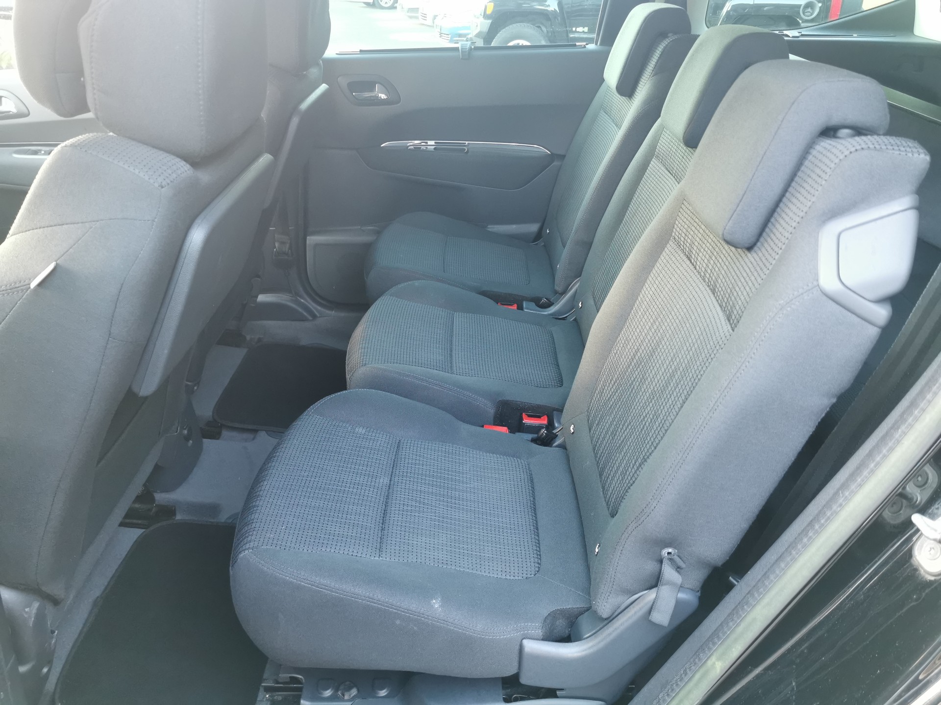 PEUGEOT 5008 1.6 16V T Family Automatic-image-3