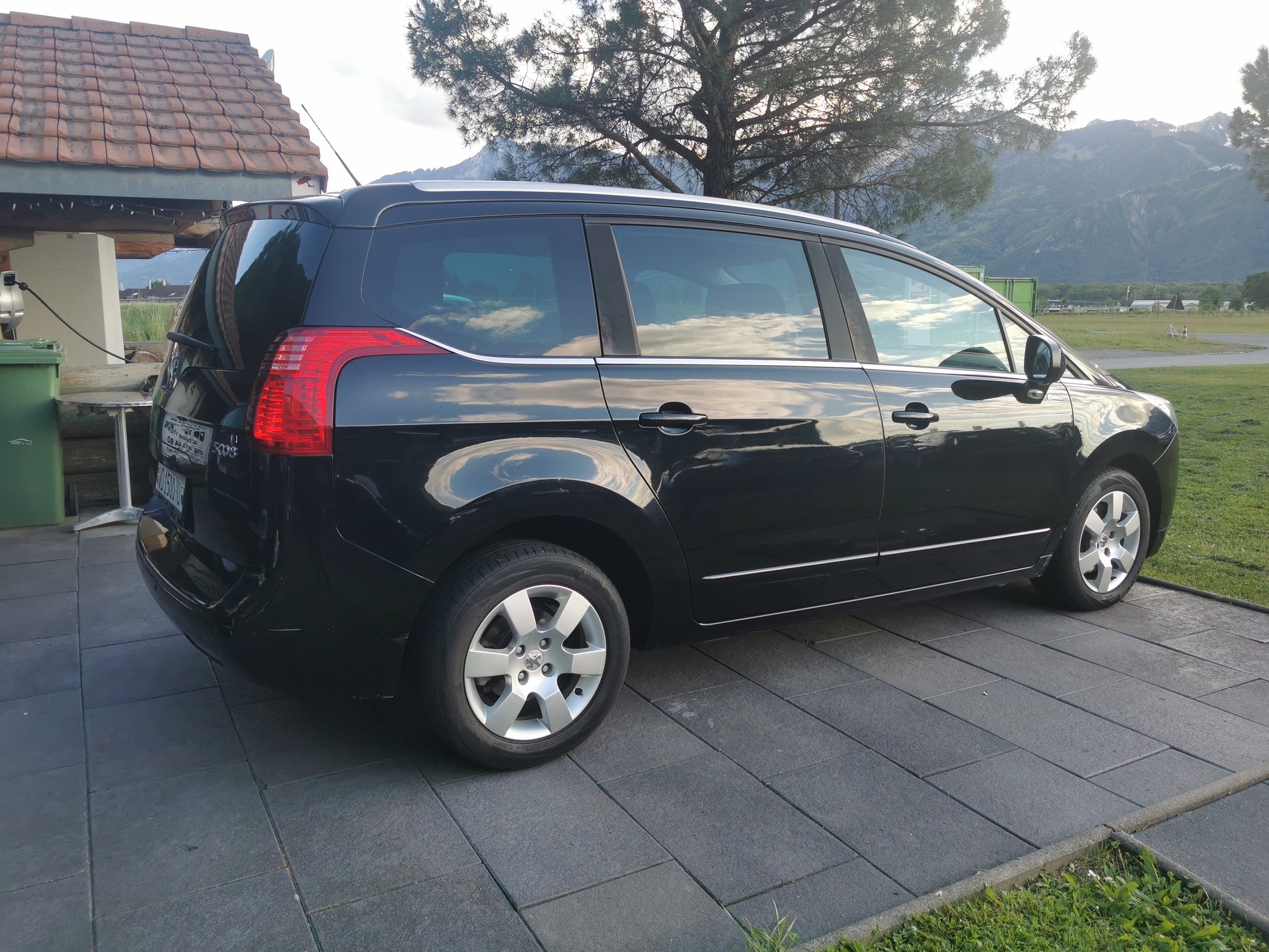 PEUGEOT 5008 1.6 16V T Family Automatic-image-5
