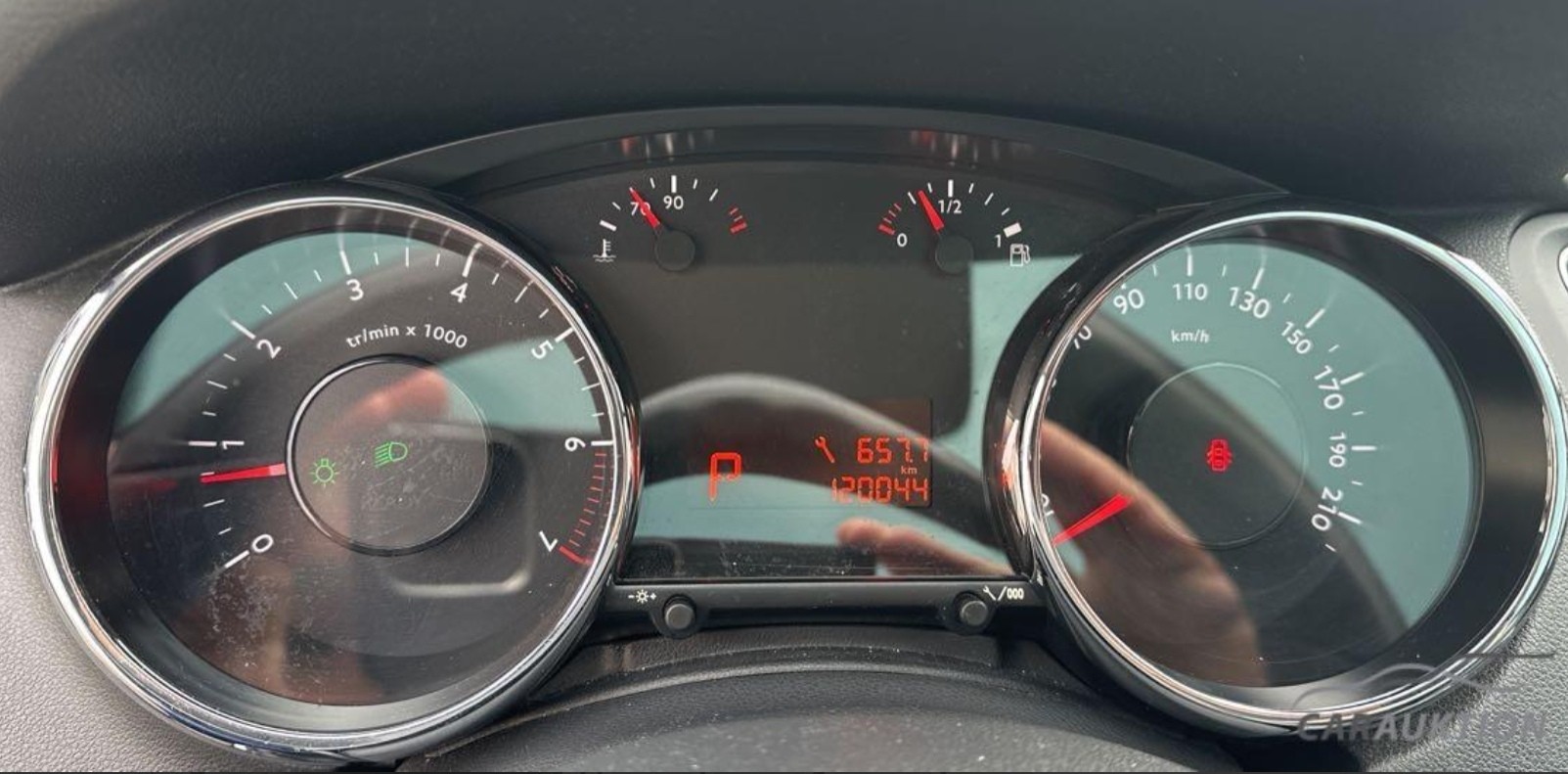 PEUGEOT 5008 1.6 16V T Family Automatic-image-4