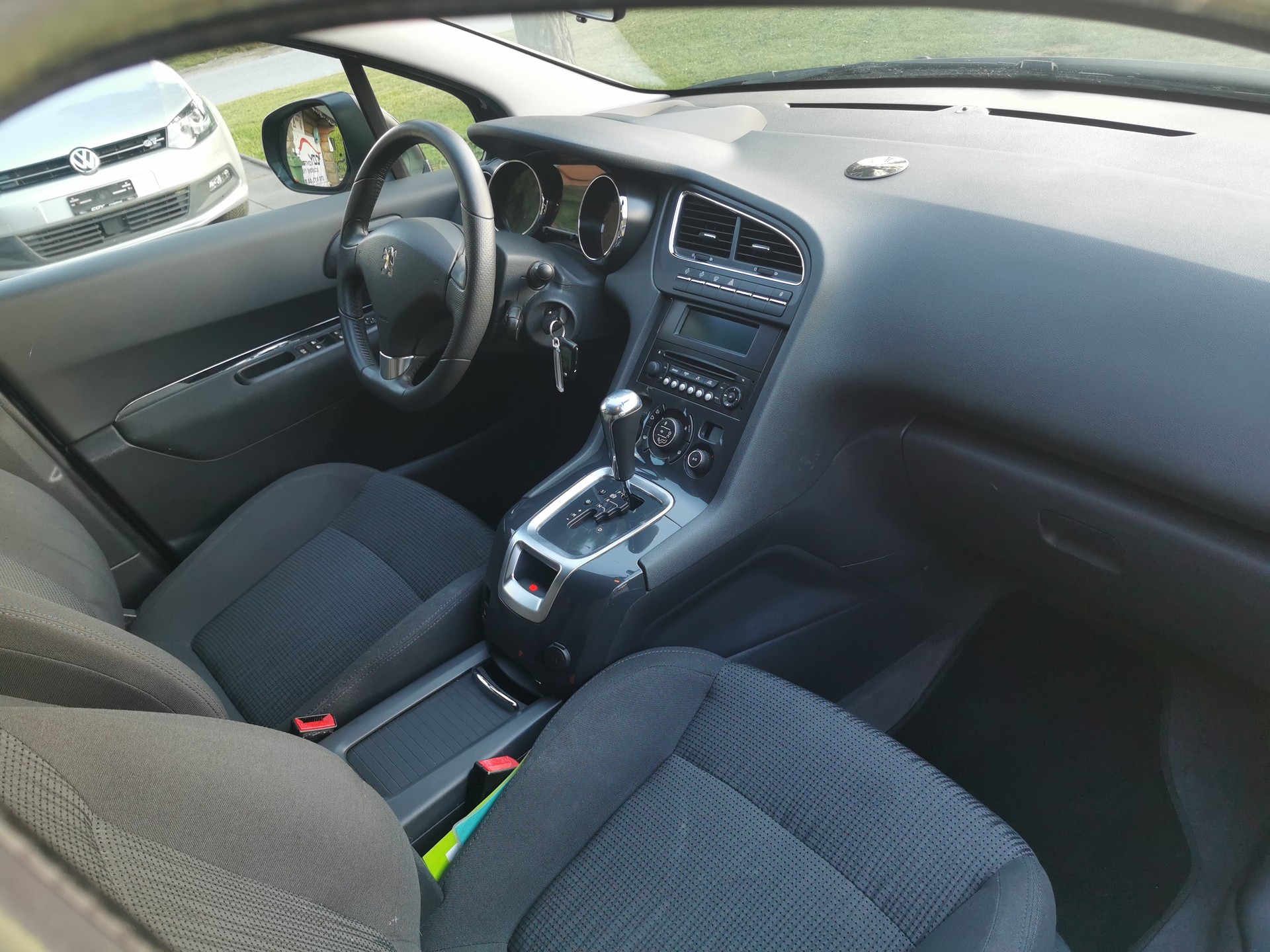 PEUGEOT 5008 1.6 16V T Family Automatic-image-1