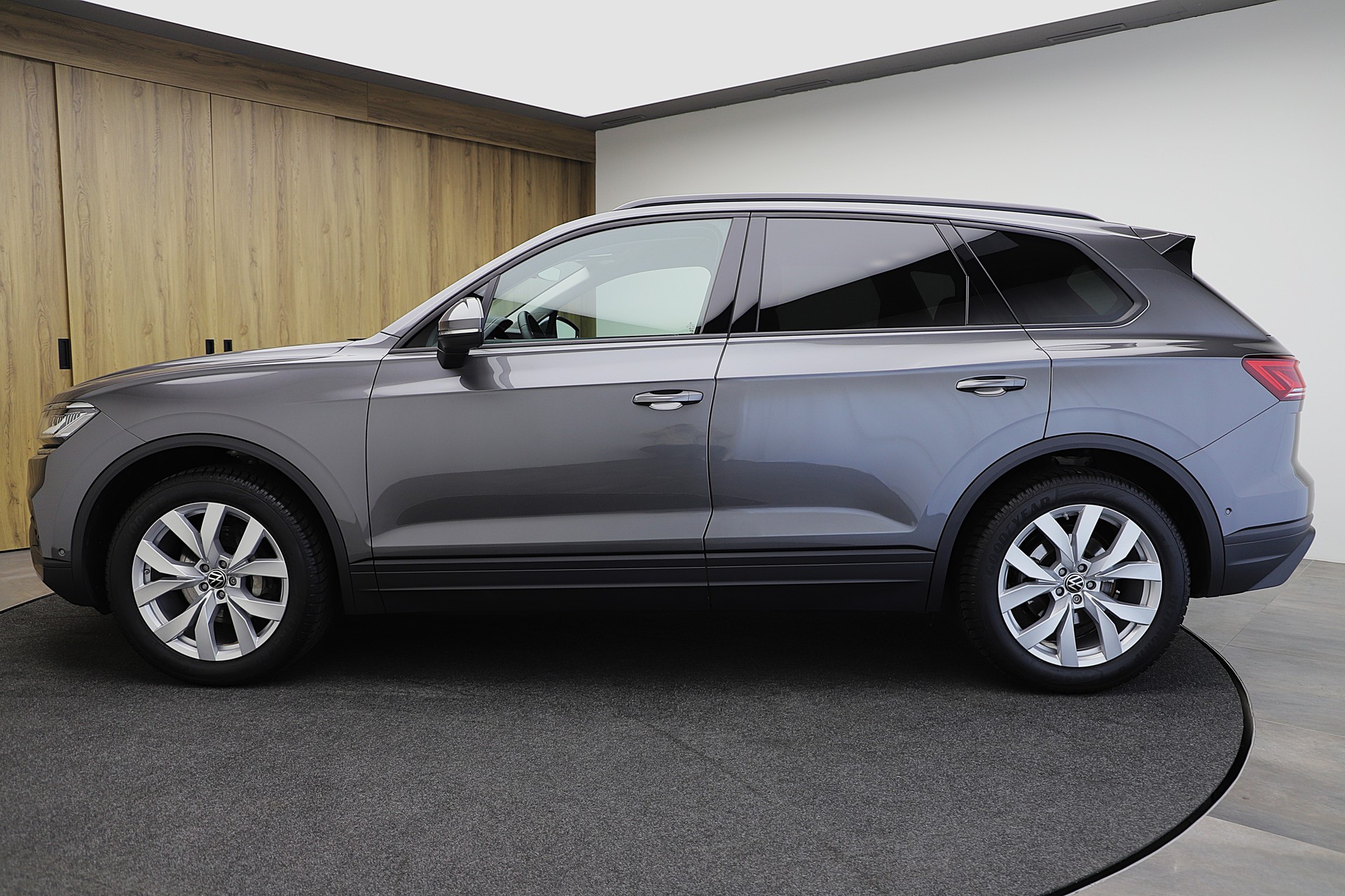 VW Touareg 3.0 TDI Tiptronic 231 PS 4Motion-image-2