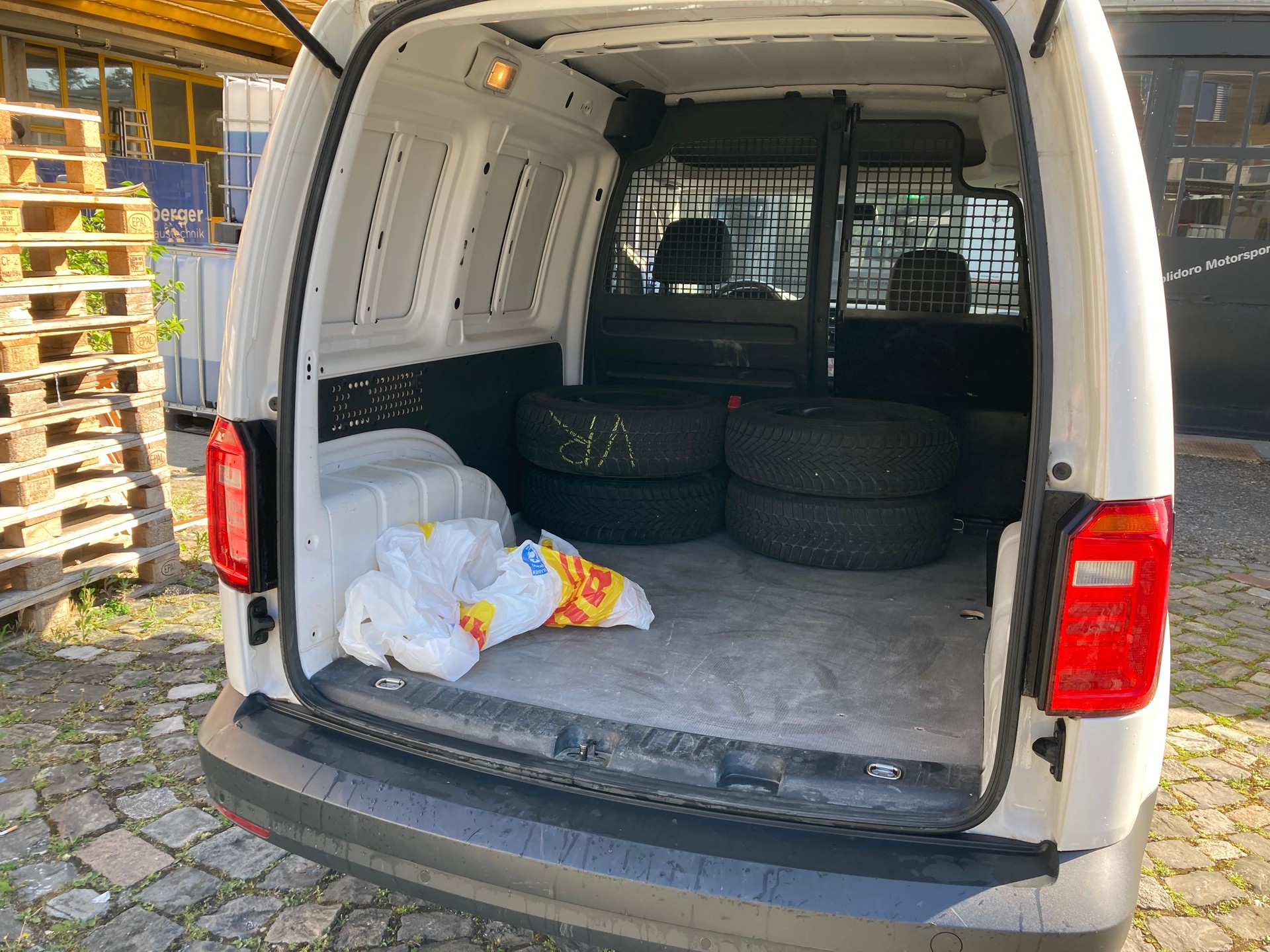 VW Caddy 2.0TDI BlueMotion Technology-image-6