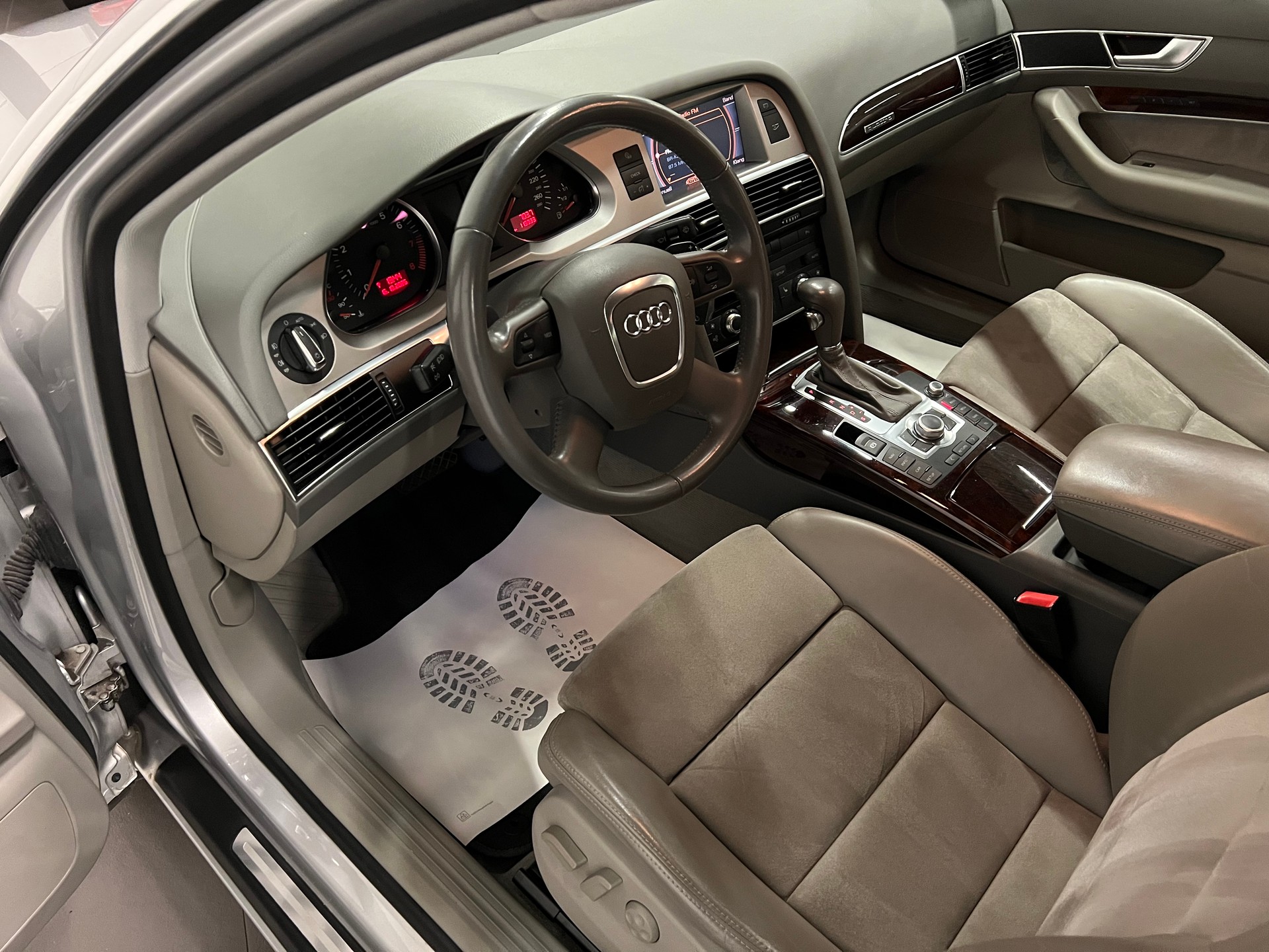 AUDI A6 Limousine 3.2 V6 FSI quattro-image-14