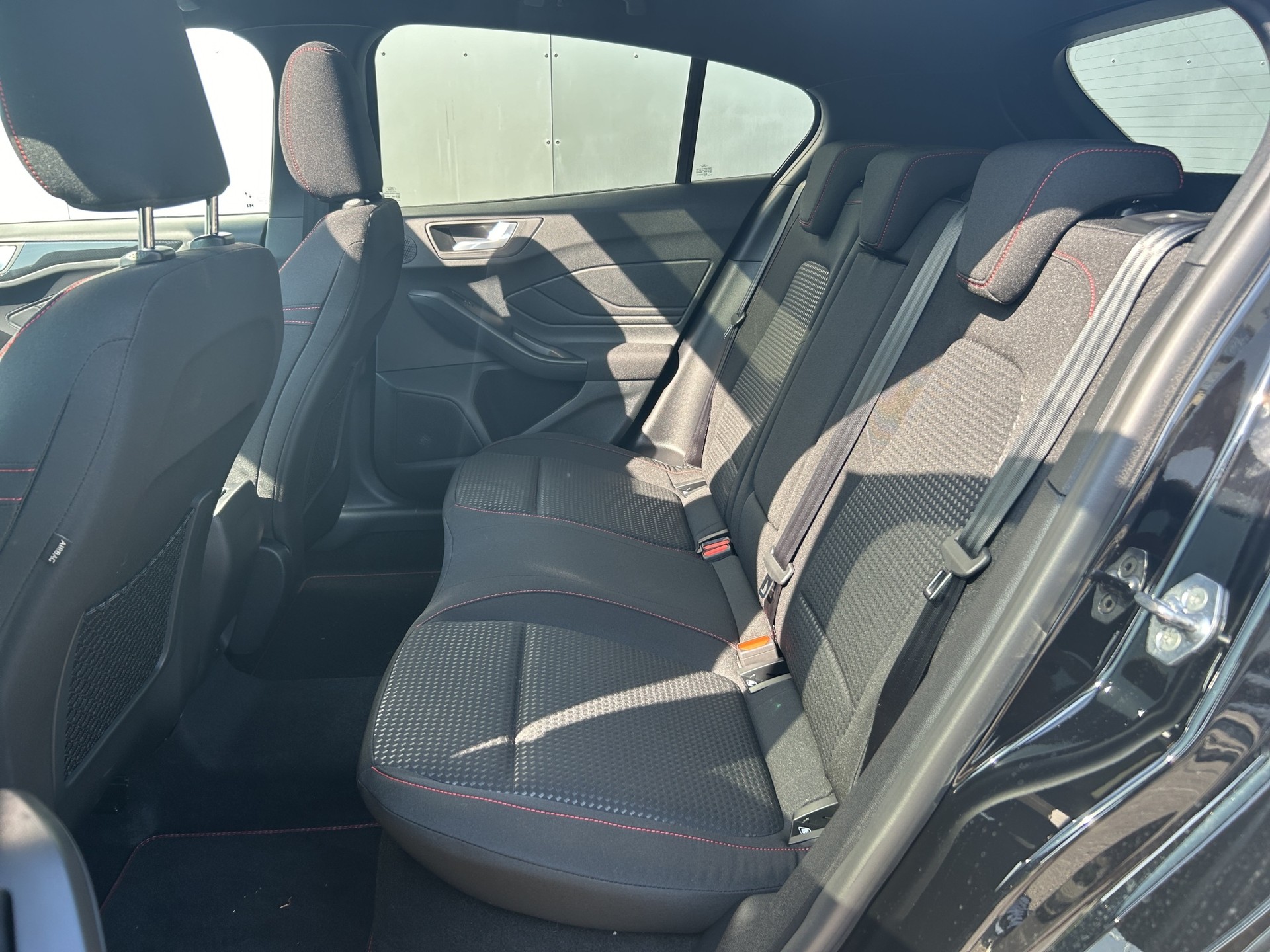FORD Focus 1.0i EcoB Hybrid 155 ST-Line X-image-6