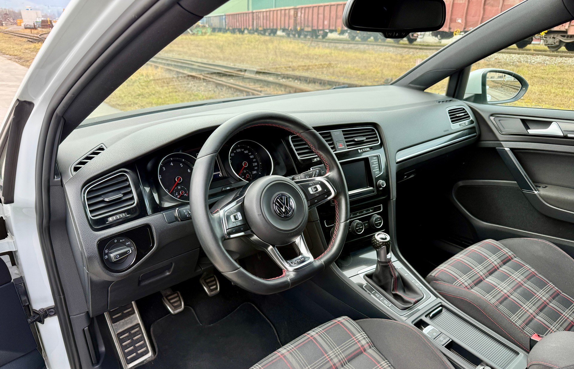 VW Golf 2.0 TSI GTI-image-4