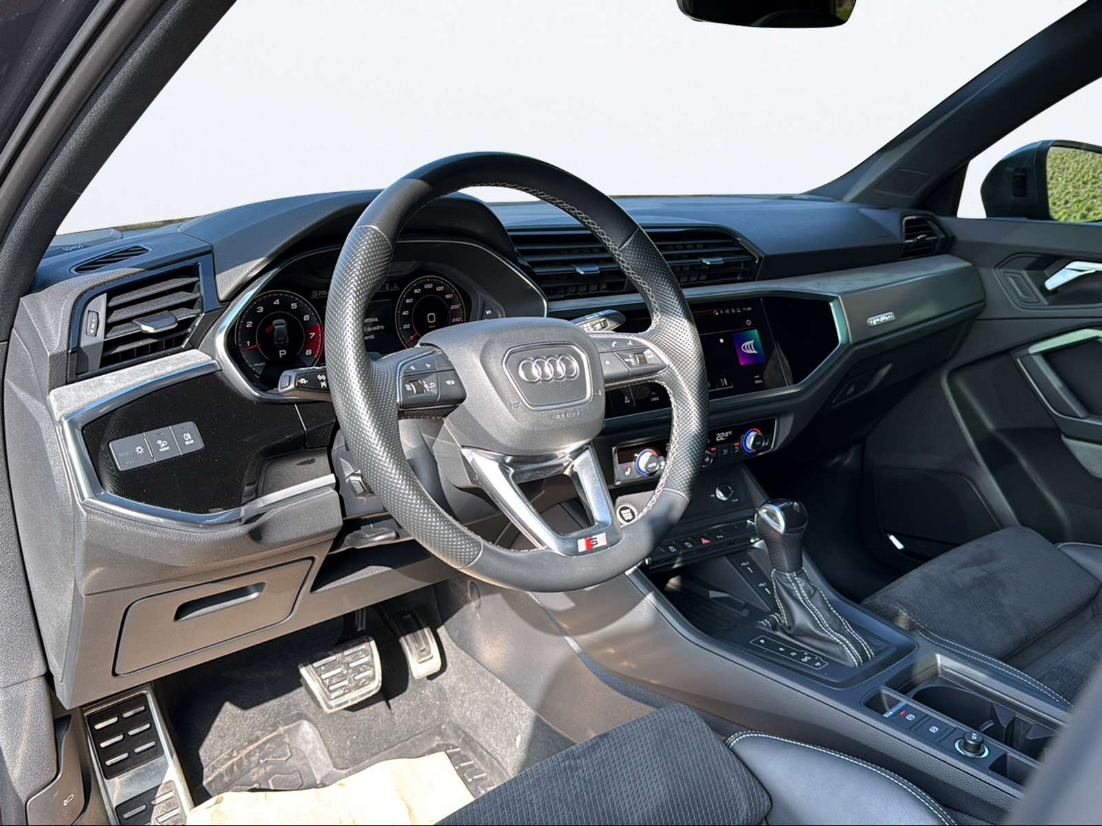 AUDI Q3 45 TFSI S line quattro S-tronic-image-10