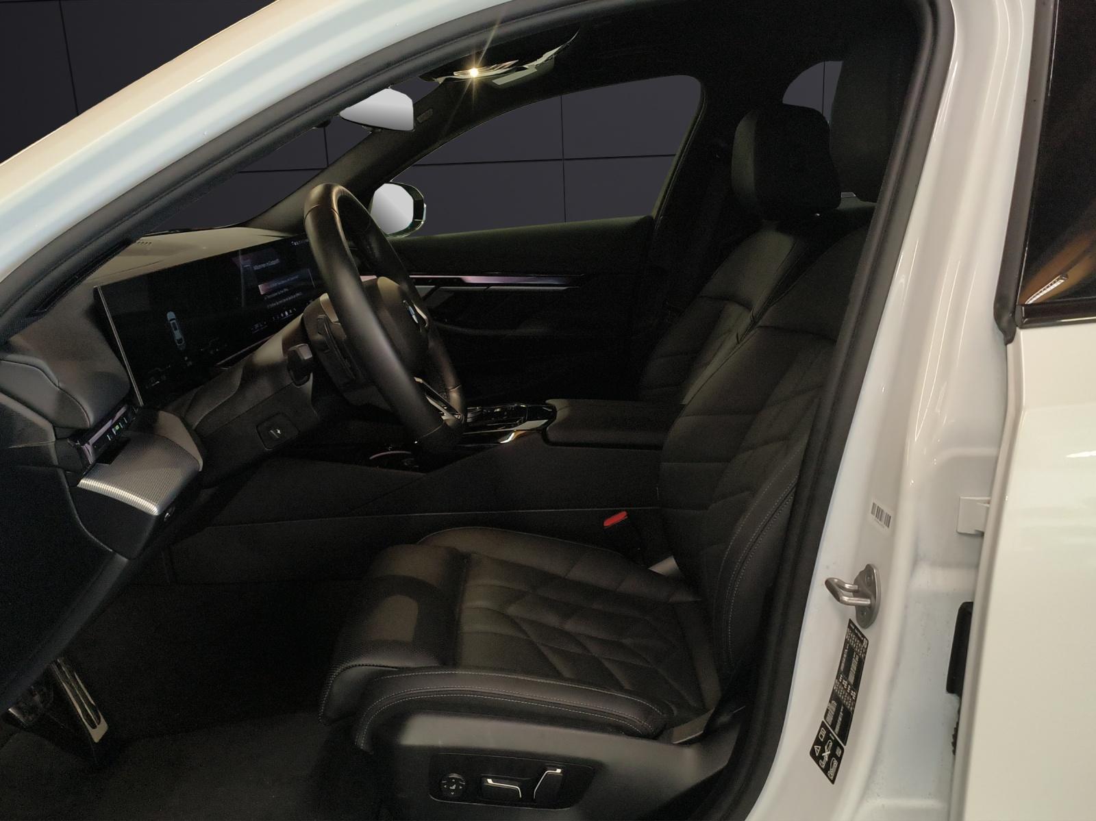 BMW 520d xDrive Touring-image-11
