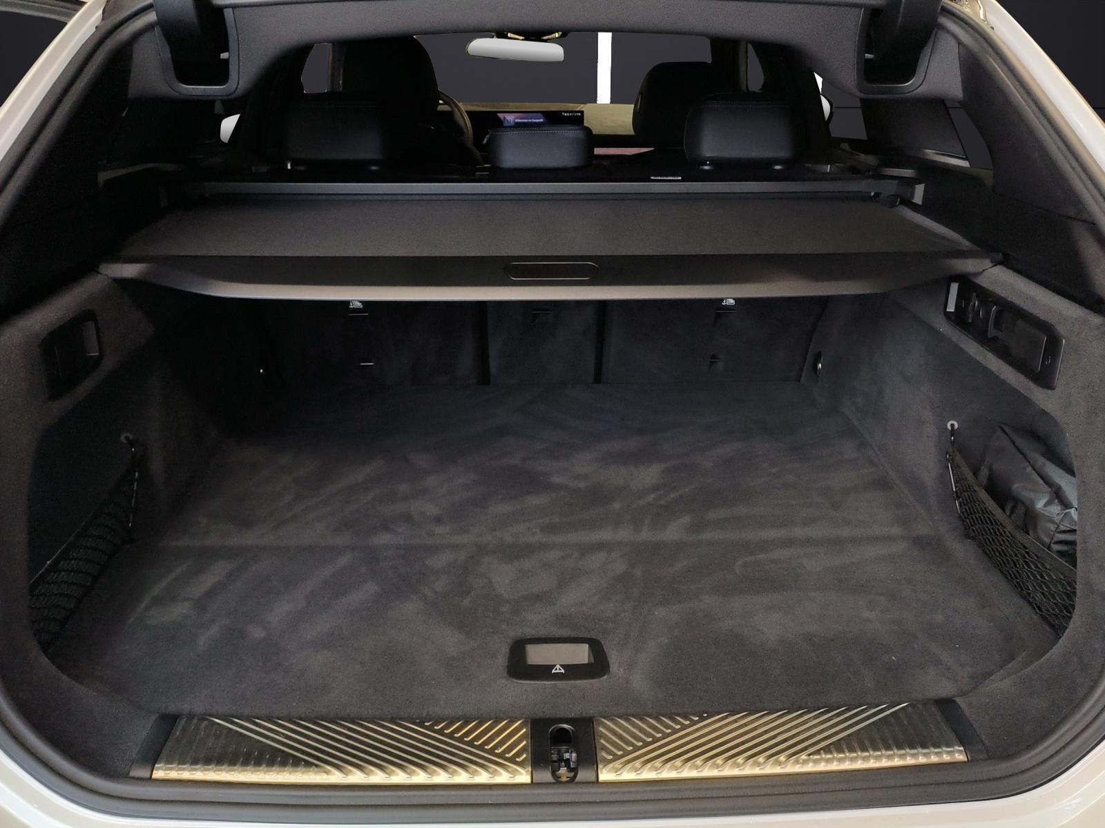 BMW 520d xDrive Touring-image-13