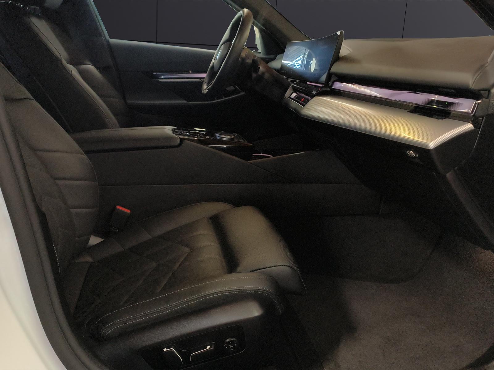 BMW 520d xDrive Touring-image-15