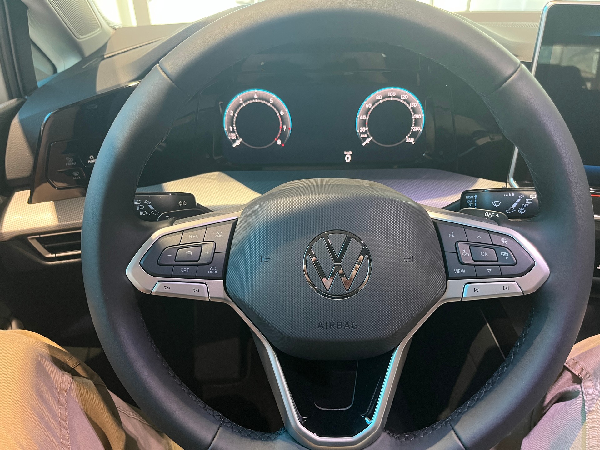 VW Golf VIII 1.5 eTSI Style DSG-image-11