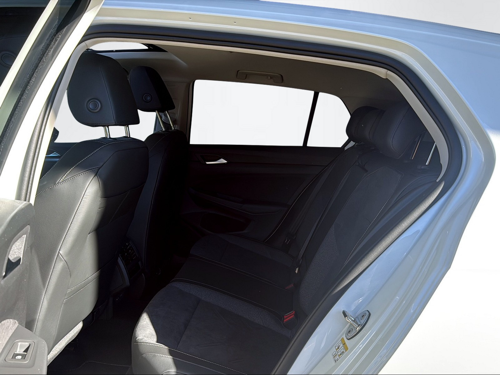 VW Golf VIII 1.5 eTSI Style DSG-image-8