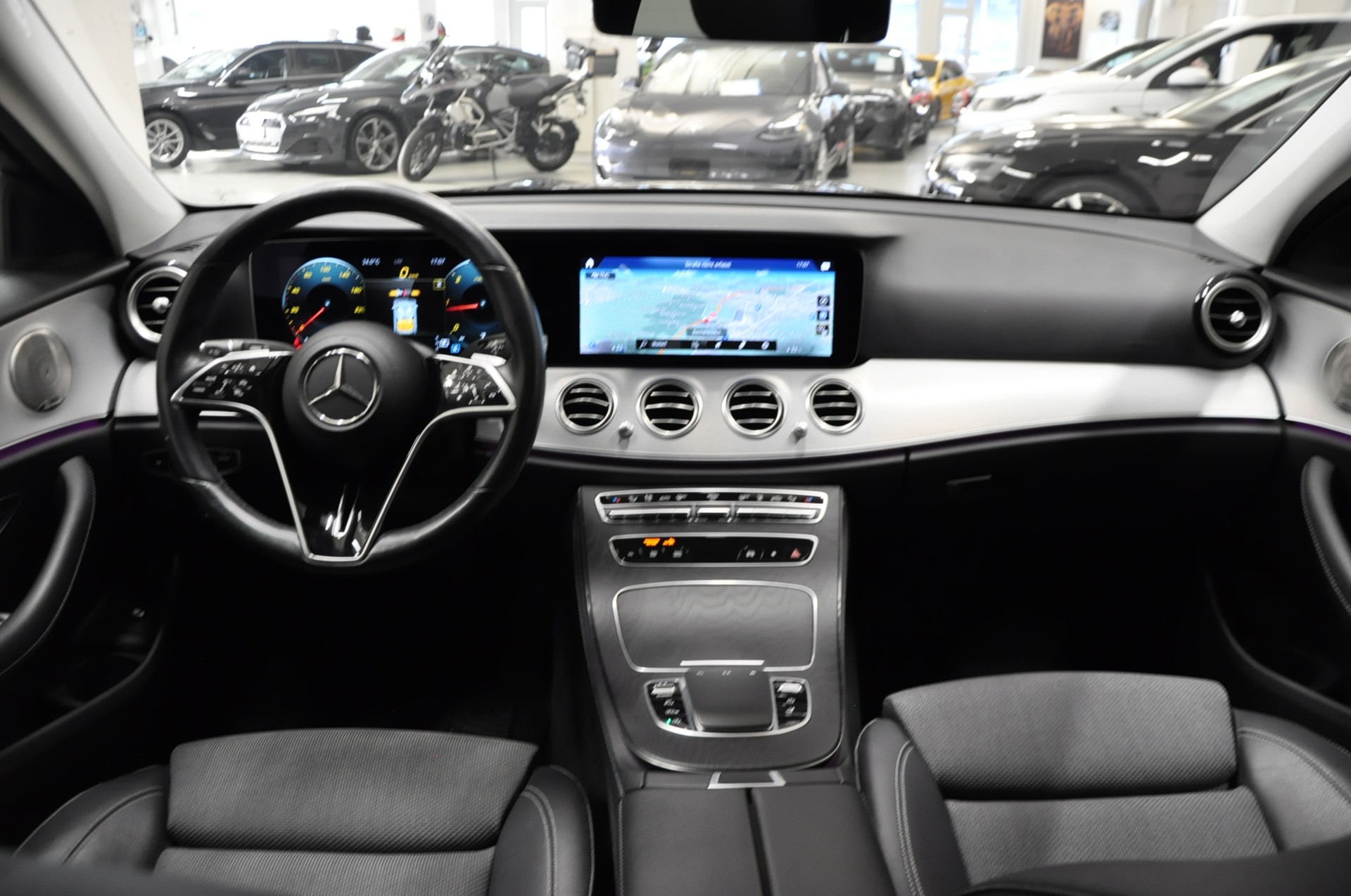 MERCEDES-BENZ E 220 d T 4Matic Avantgarde 9G-Tronic-image-16