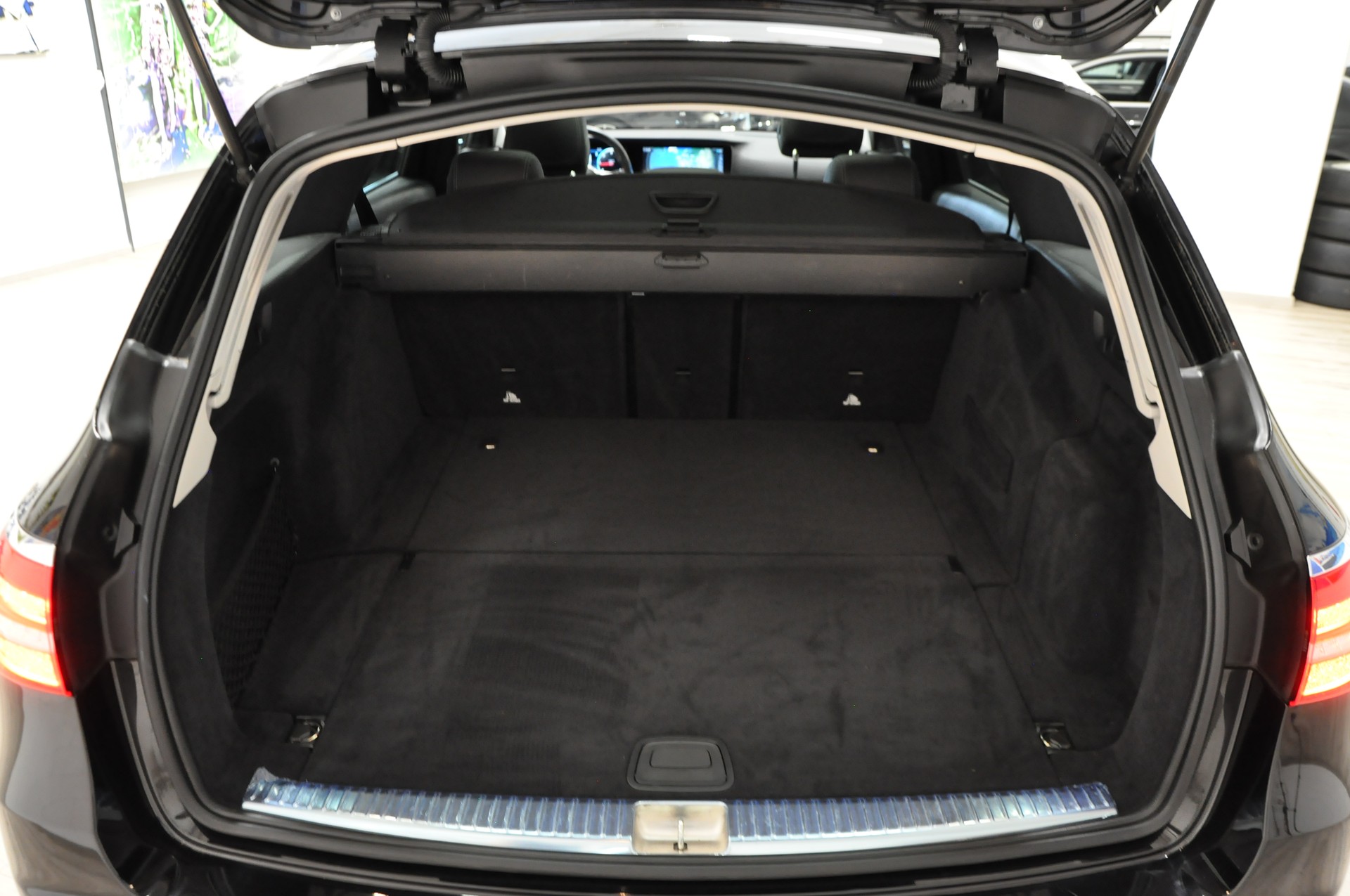 MERCEDES-BENZ E 220 d T 4Matic Avantgarde 9G-Tronic-image-24