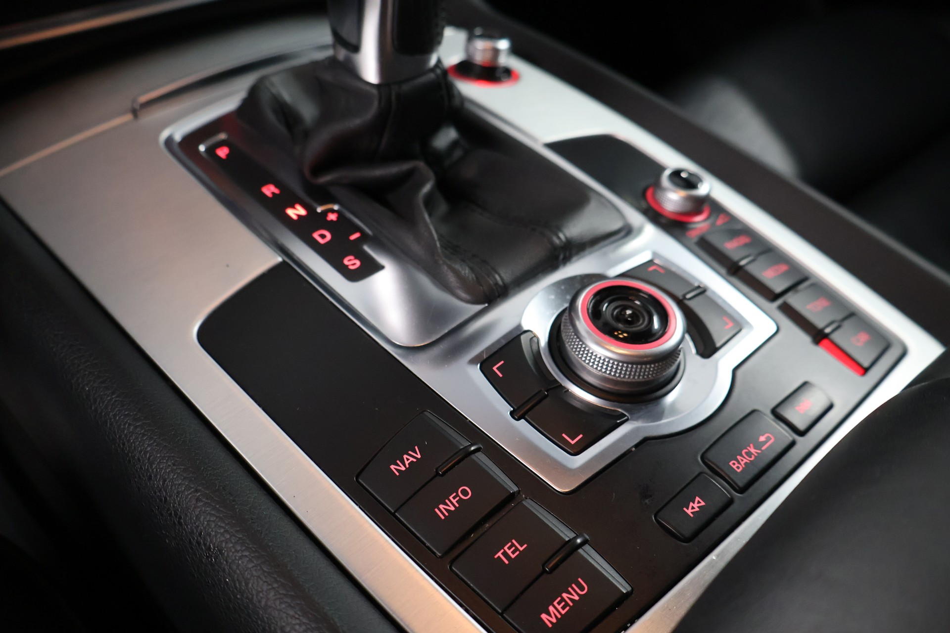 AUDI Q7 4.2 TDI quattro tiptronic-image-24