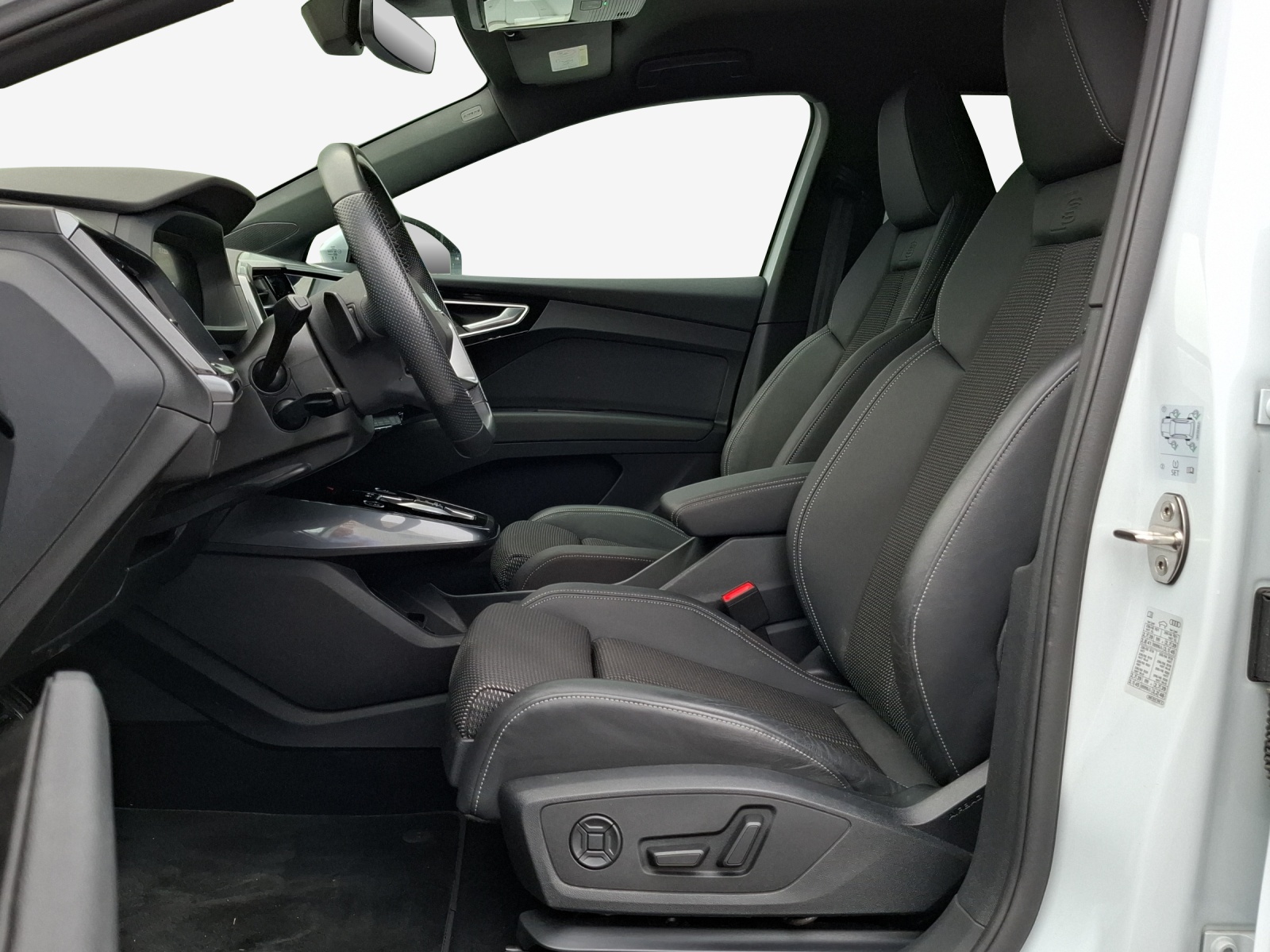 AUDI Q4 e-tron 55 quattro-image-8