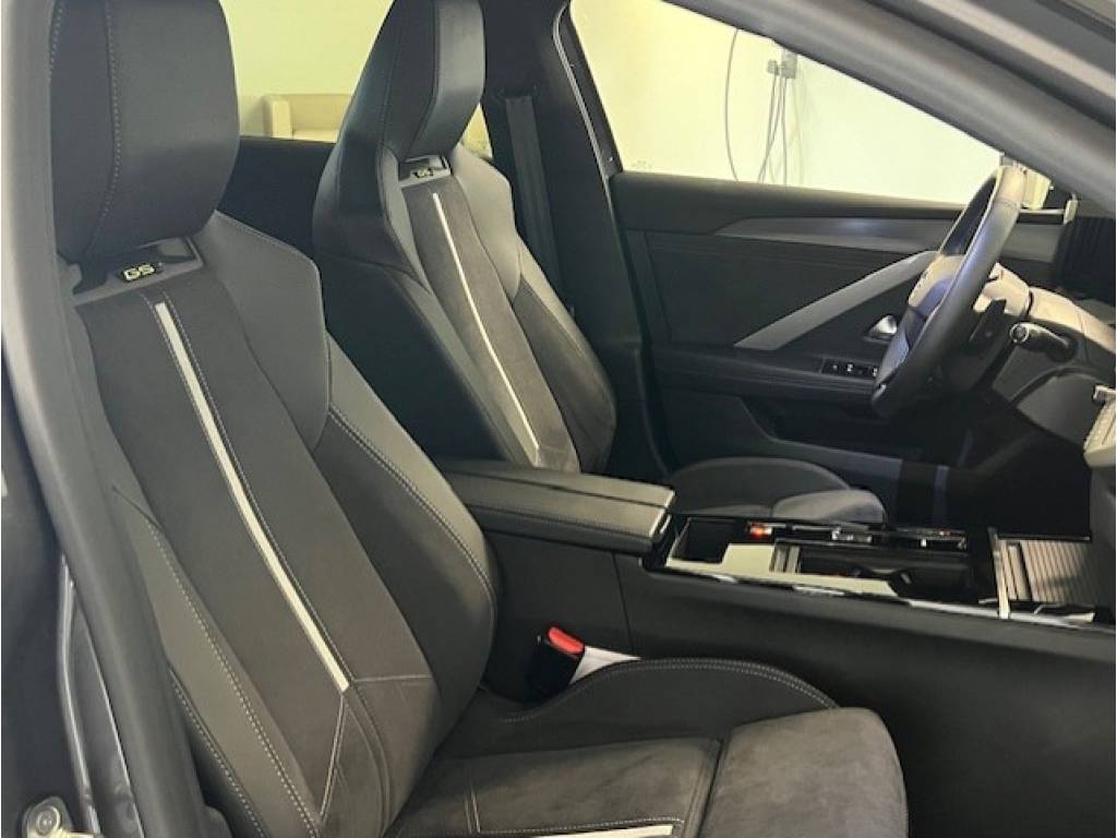 OPEL Astra 1.6 PHEV Turbo GSe A-image-13