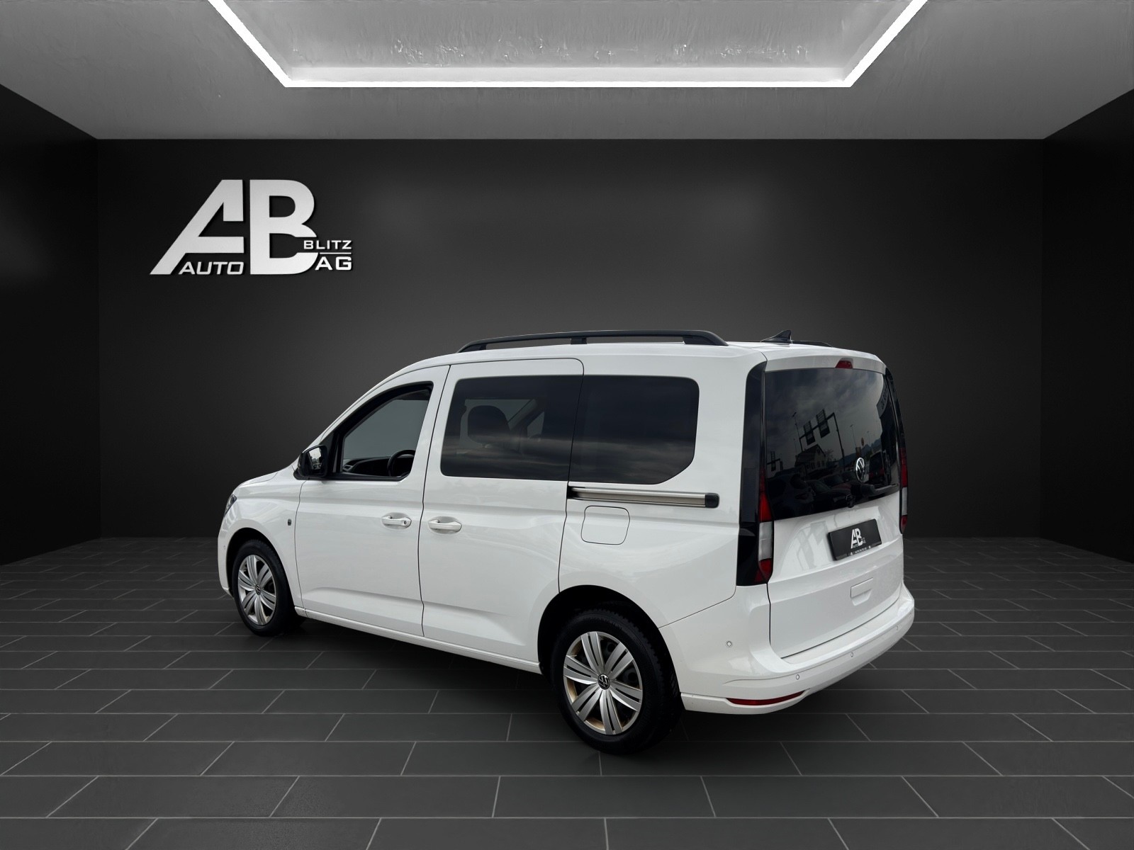 VW Caddy 2.0TDI DSG Move-image-2