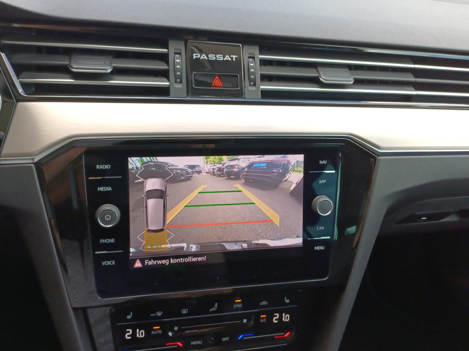 VW Passat 2.0 TDI BMT Elegance 4Motion DSG-image-15