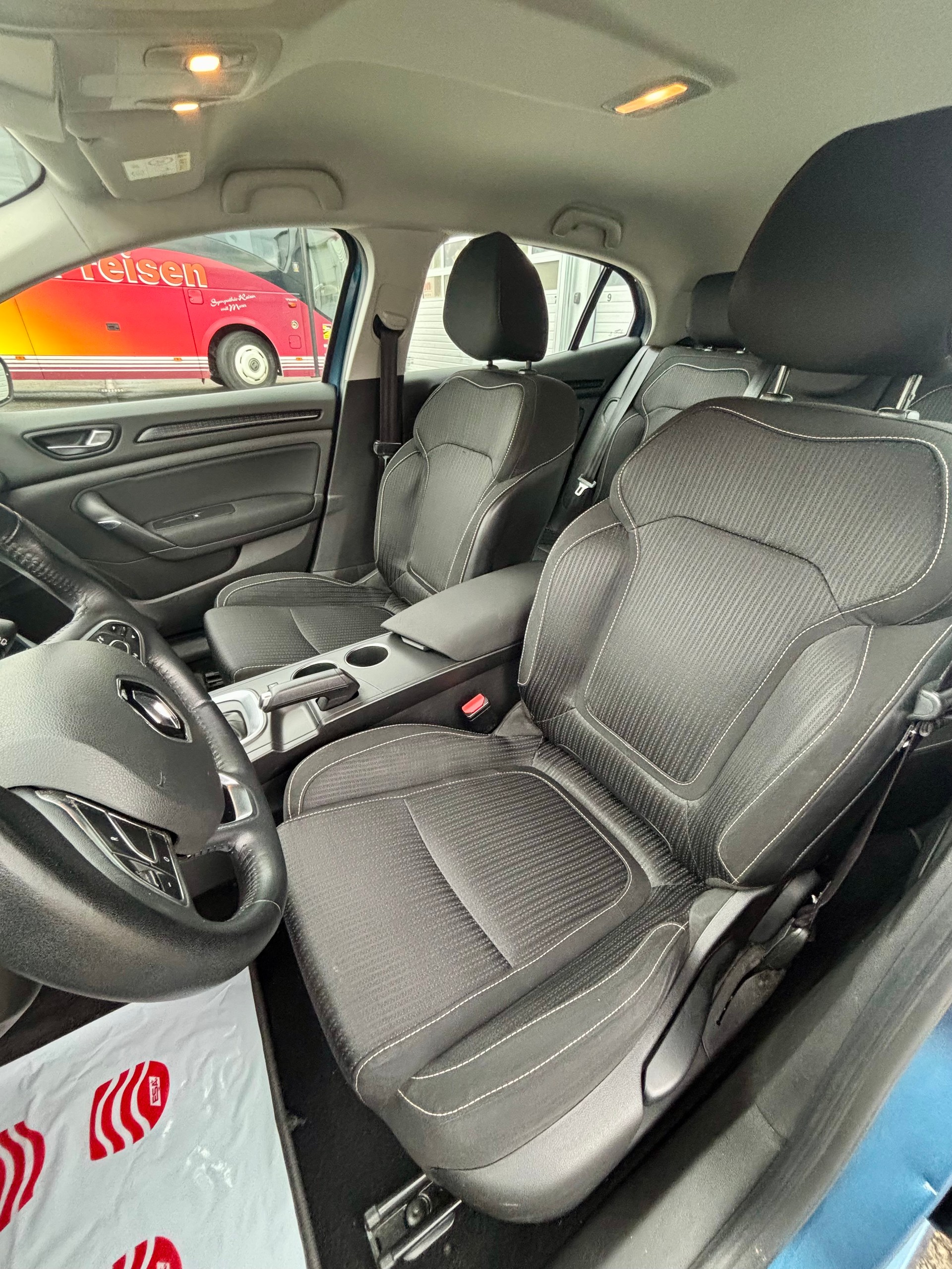 RENAULT Mégane 1.2 16V Turbo Zen EDC-image-12