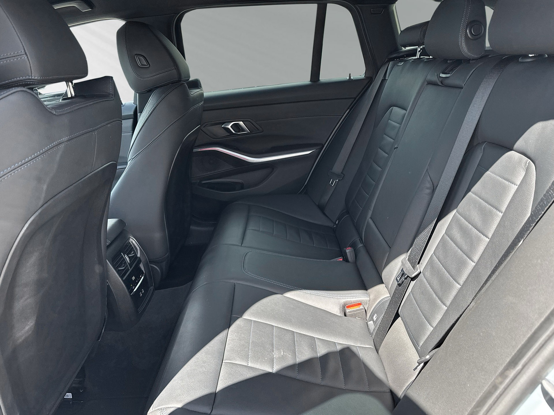 BMW 320d xDrive 48V Touring Steptronic M Sport-image-6