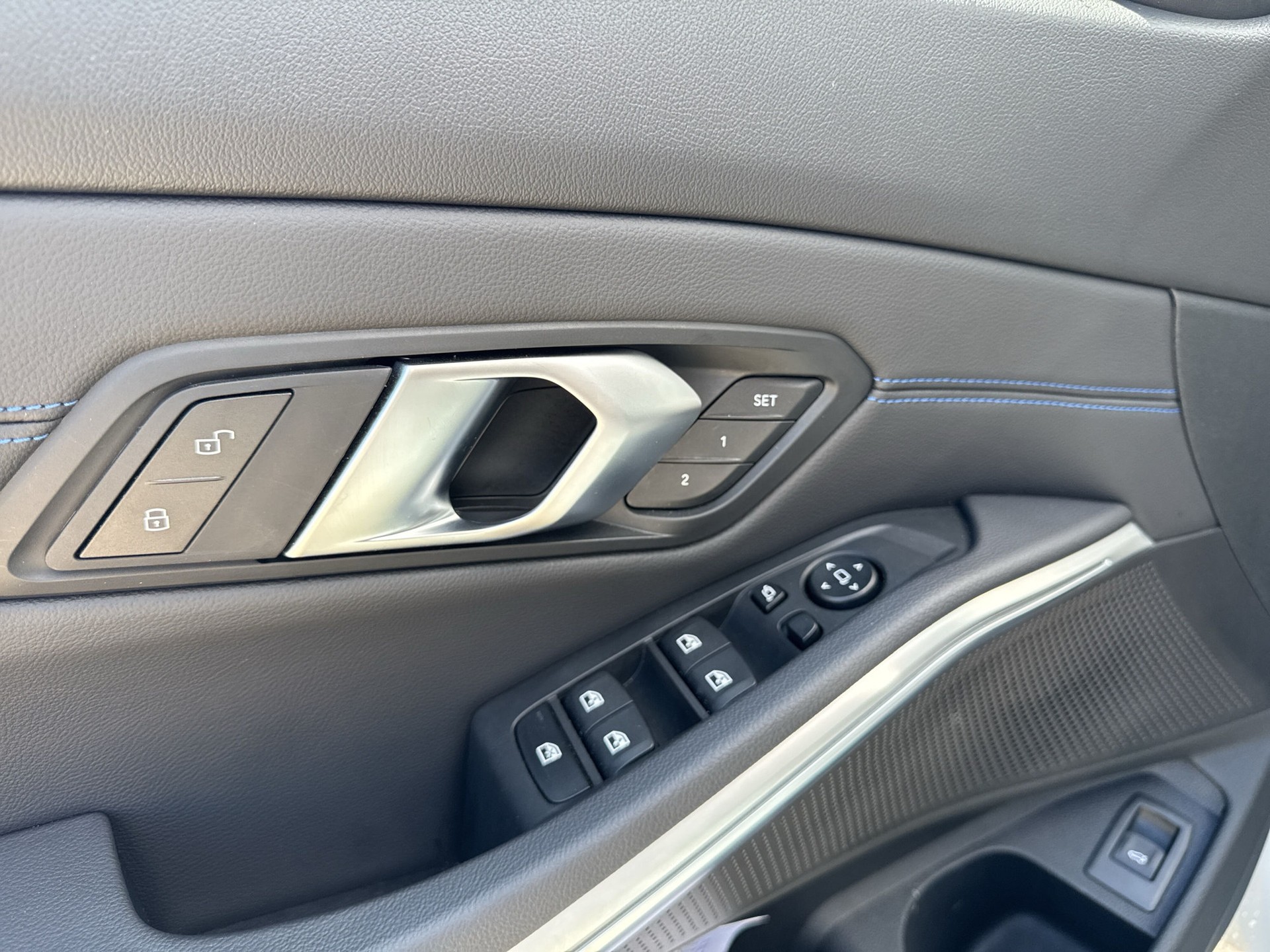 BMW 320d xDrive 48V Touring Steptronic M Sport-image-16