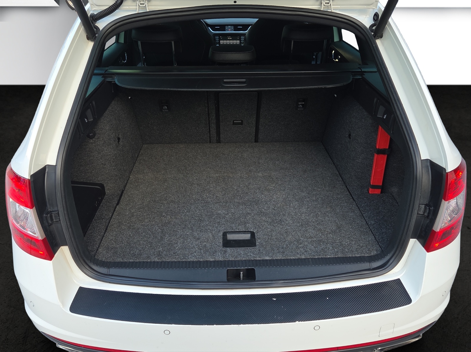 SKODA Octavia Combi 2.0 TSI RS DSG-image-18