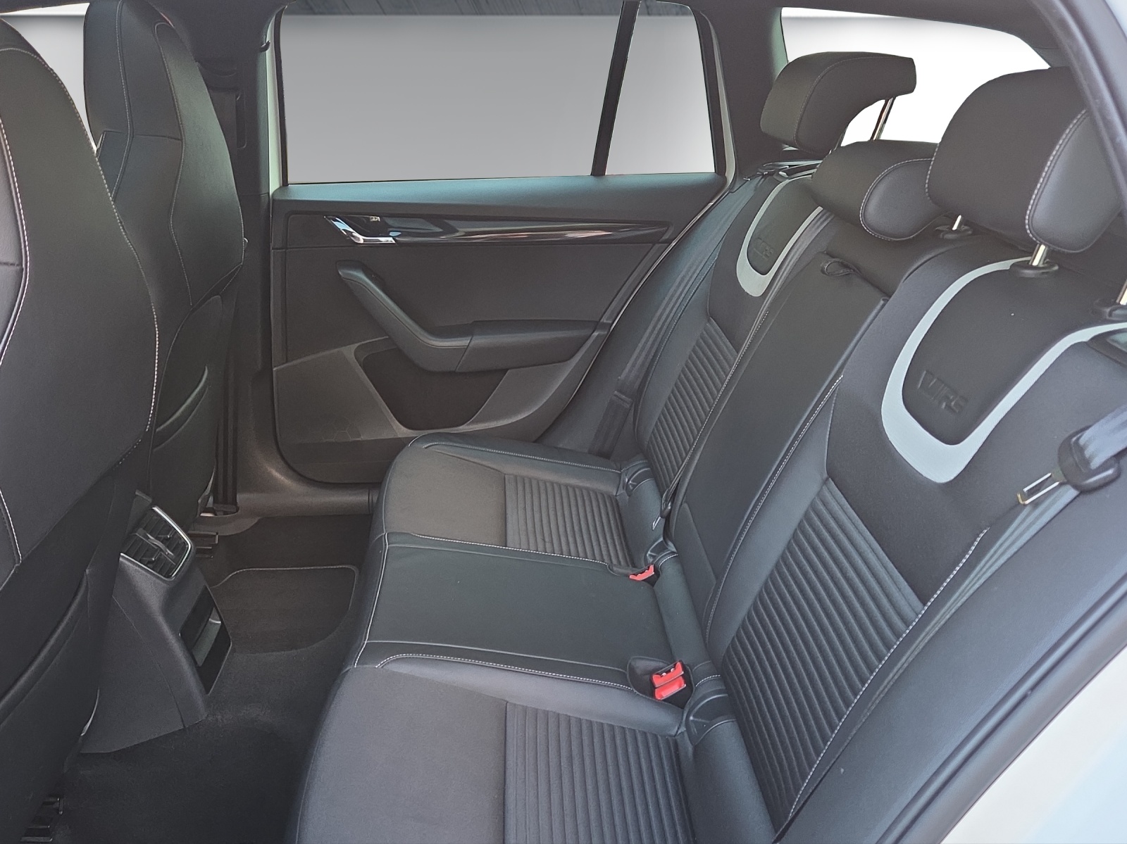 SKODA Octavia Combi 2.0 TSI RS DSG-image-17