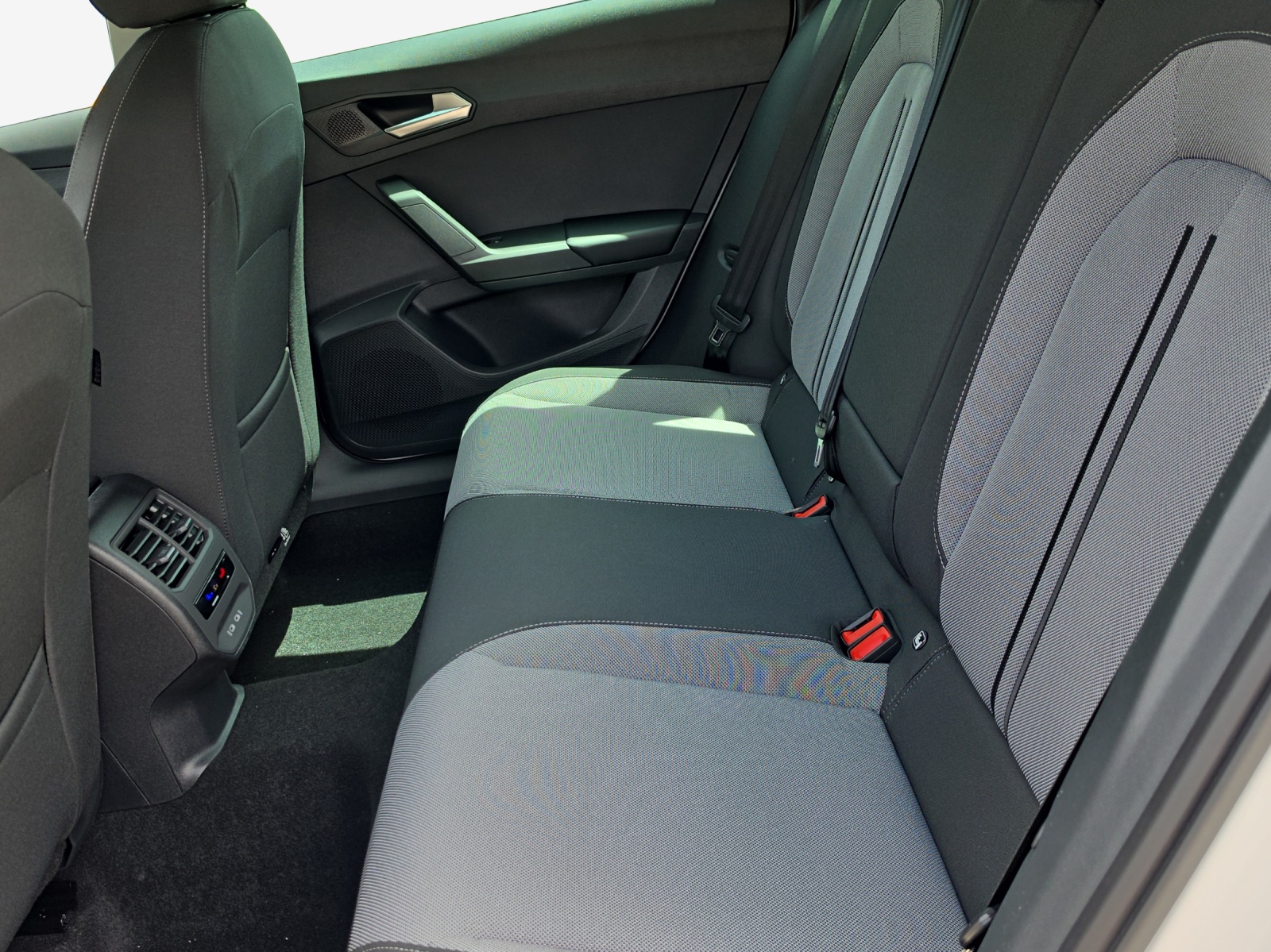SEAT Leon ST 1.5 eHybrid pHEV DSG Business Edition-image-11