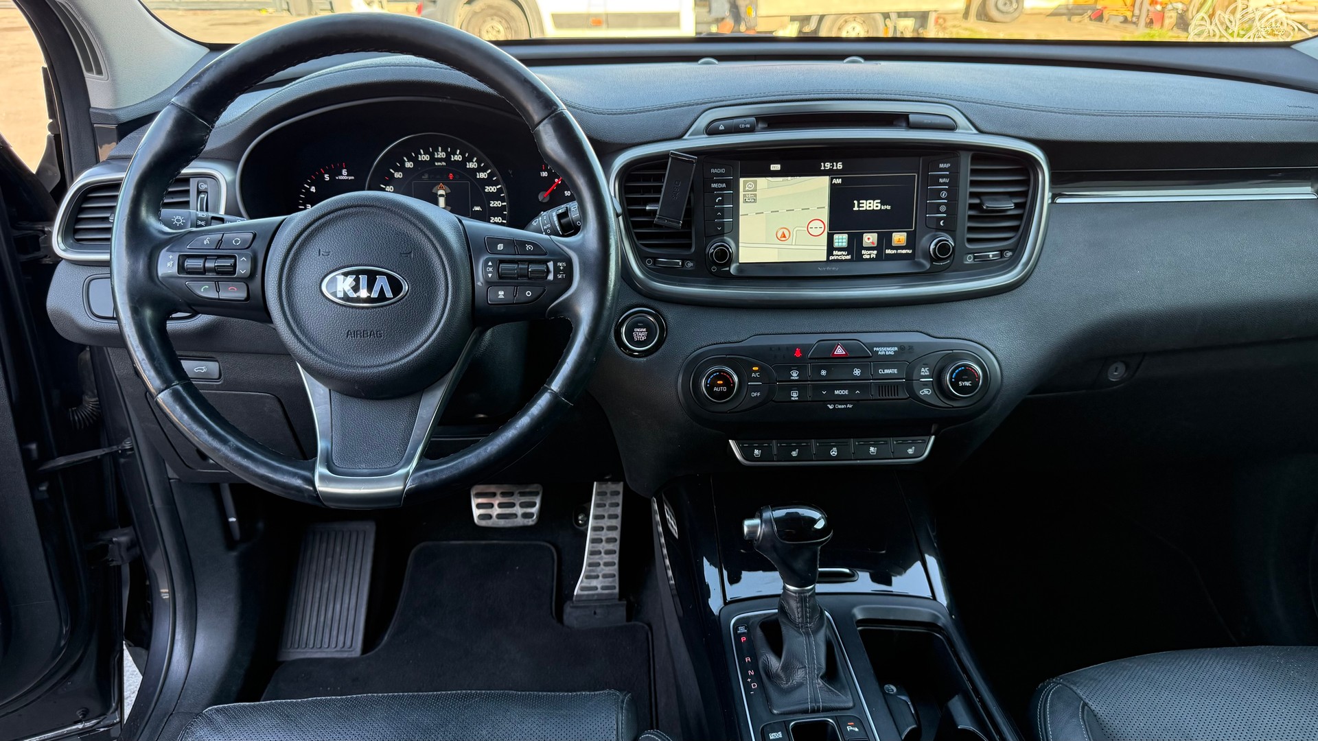 KIA Sorento 2.2 CRDI Style 7P. Automatic-image-3