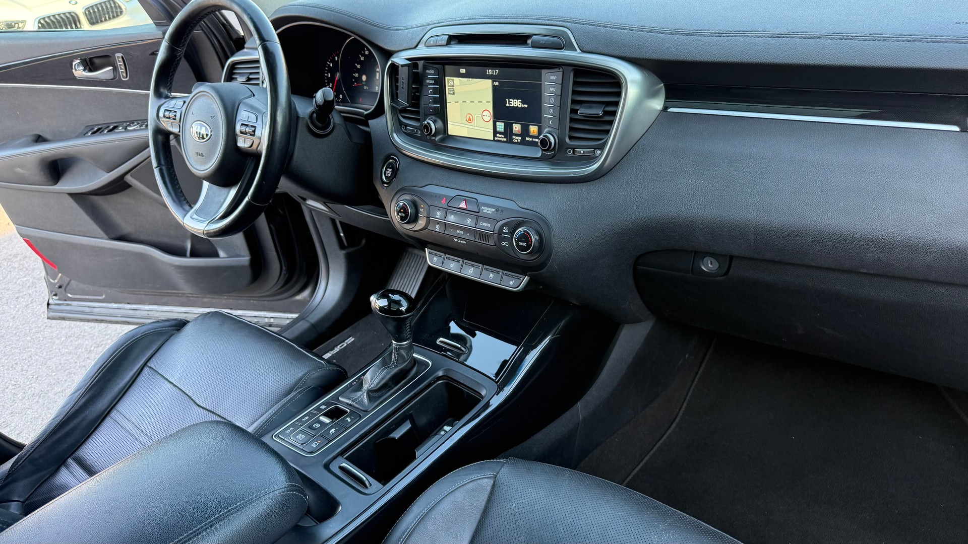 KIA Sorento 2.2 CRDI Style 7P. Automatic-image-4
