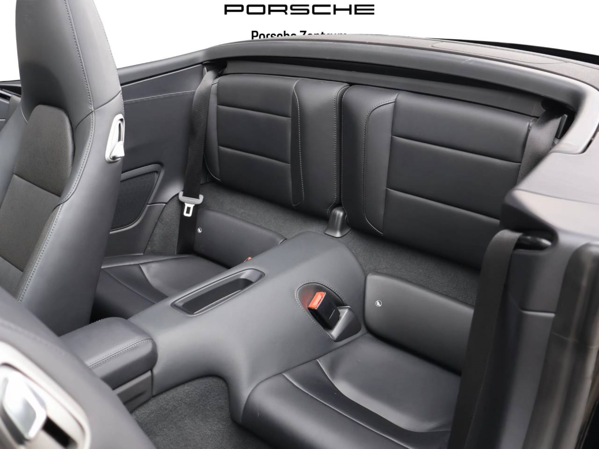 PORSCHE 911 Carrera 4 GTS Cabriolet-image-12