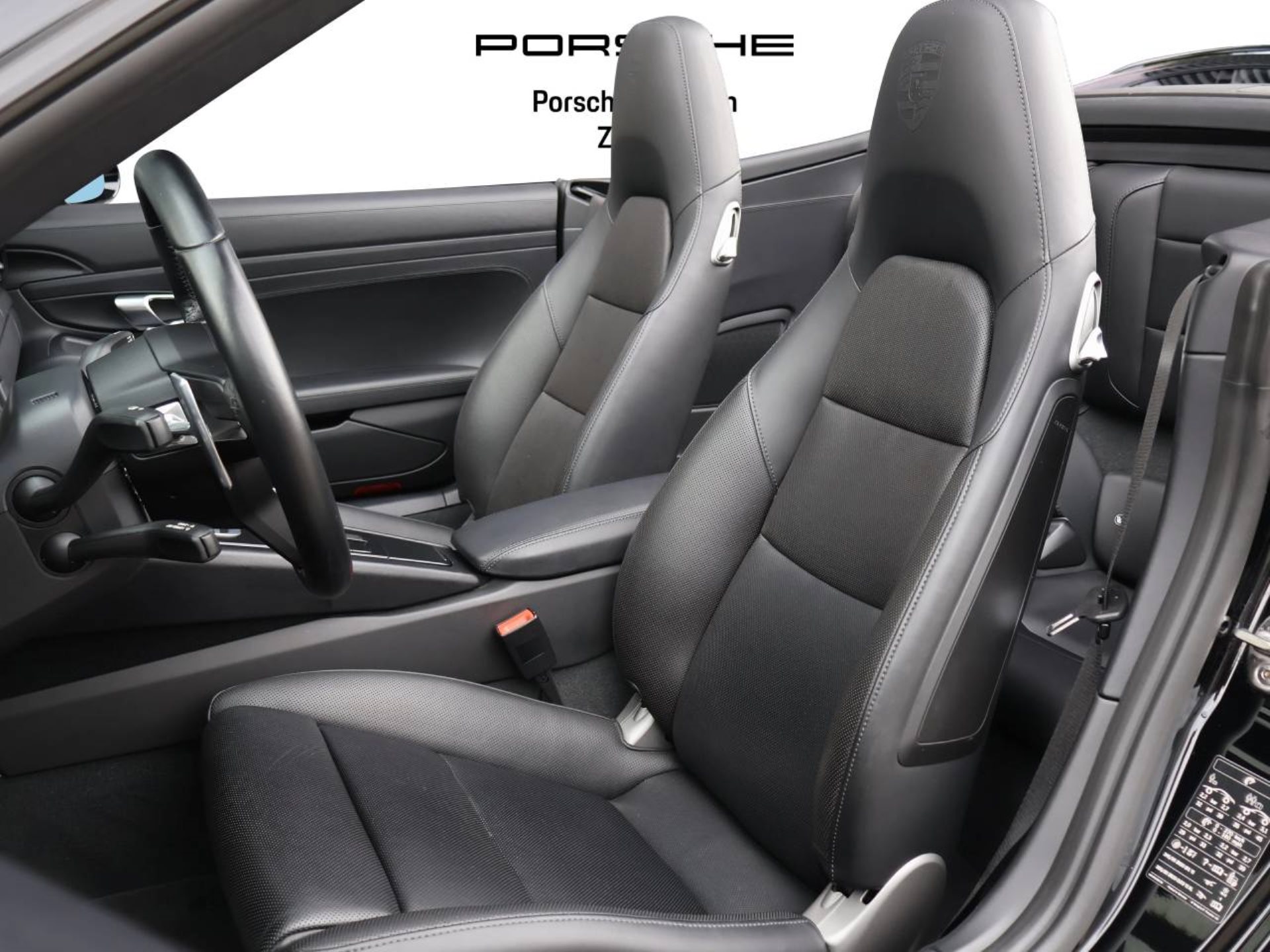 PORSCHE 911 Carrera 4 GTS Cabriolet-image-4