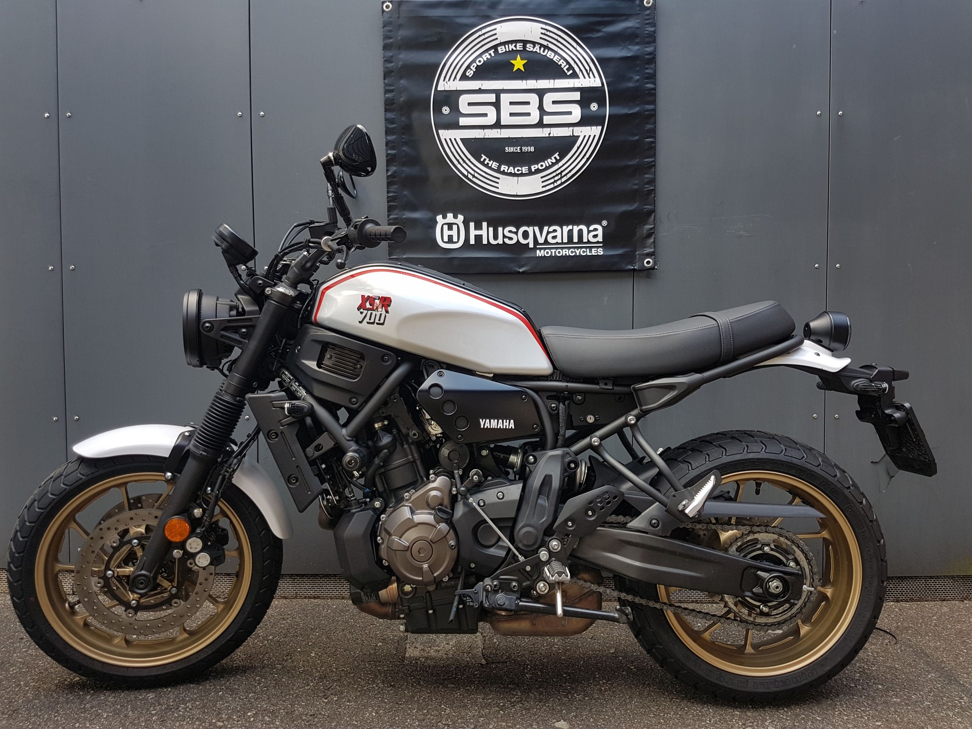 YAMAHA XSR 700 XTribute-showroom-element-1
