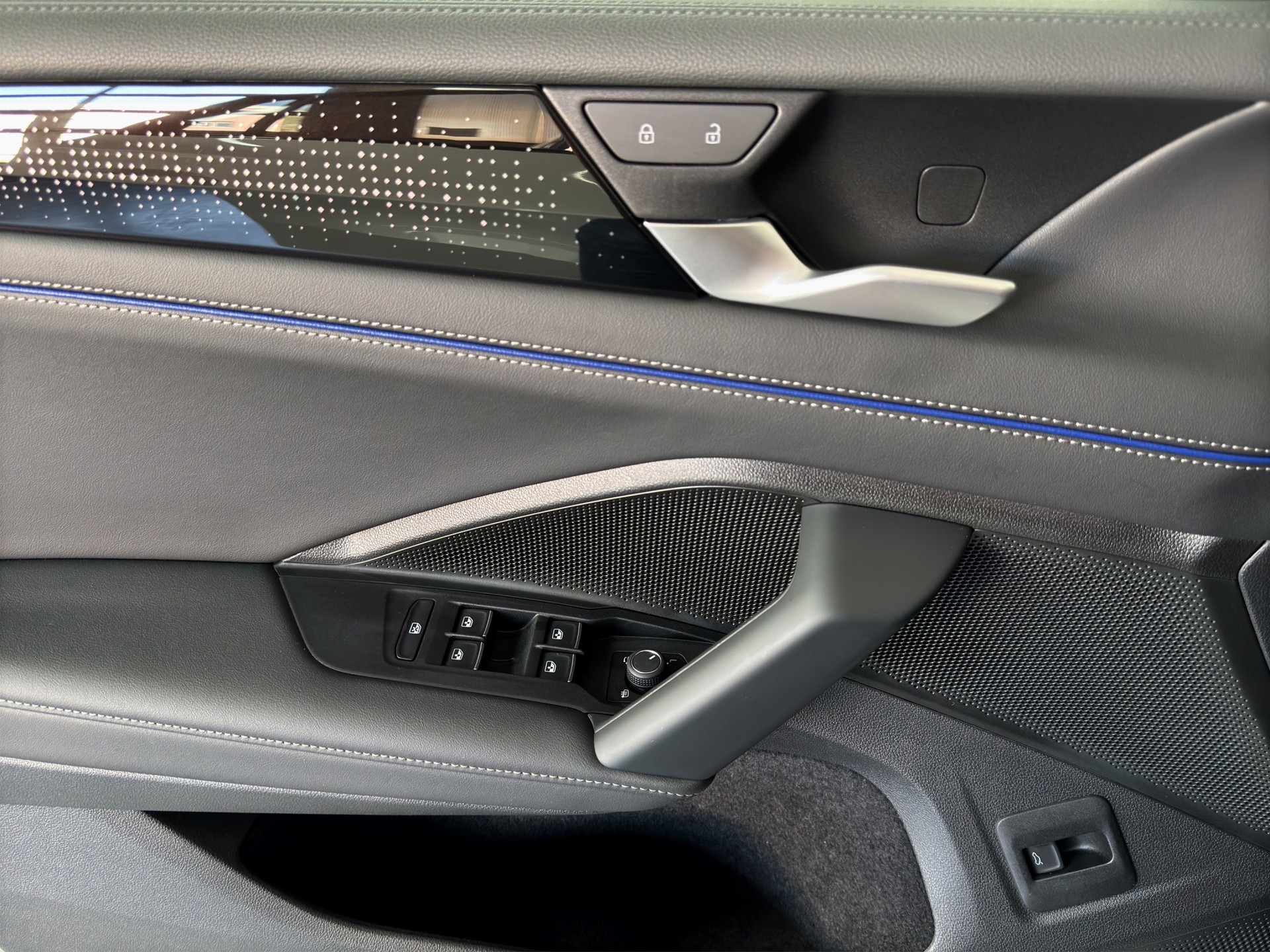 VW Tiguan 2.0 TSI DSG R-Line 4M. "AHK-Leder Varenna-Pano-360°Kam.-Black Style"-image-10