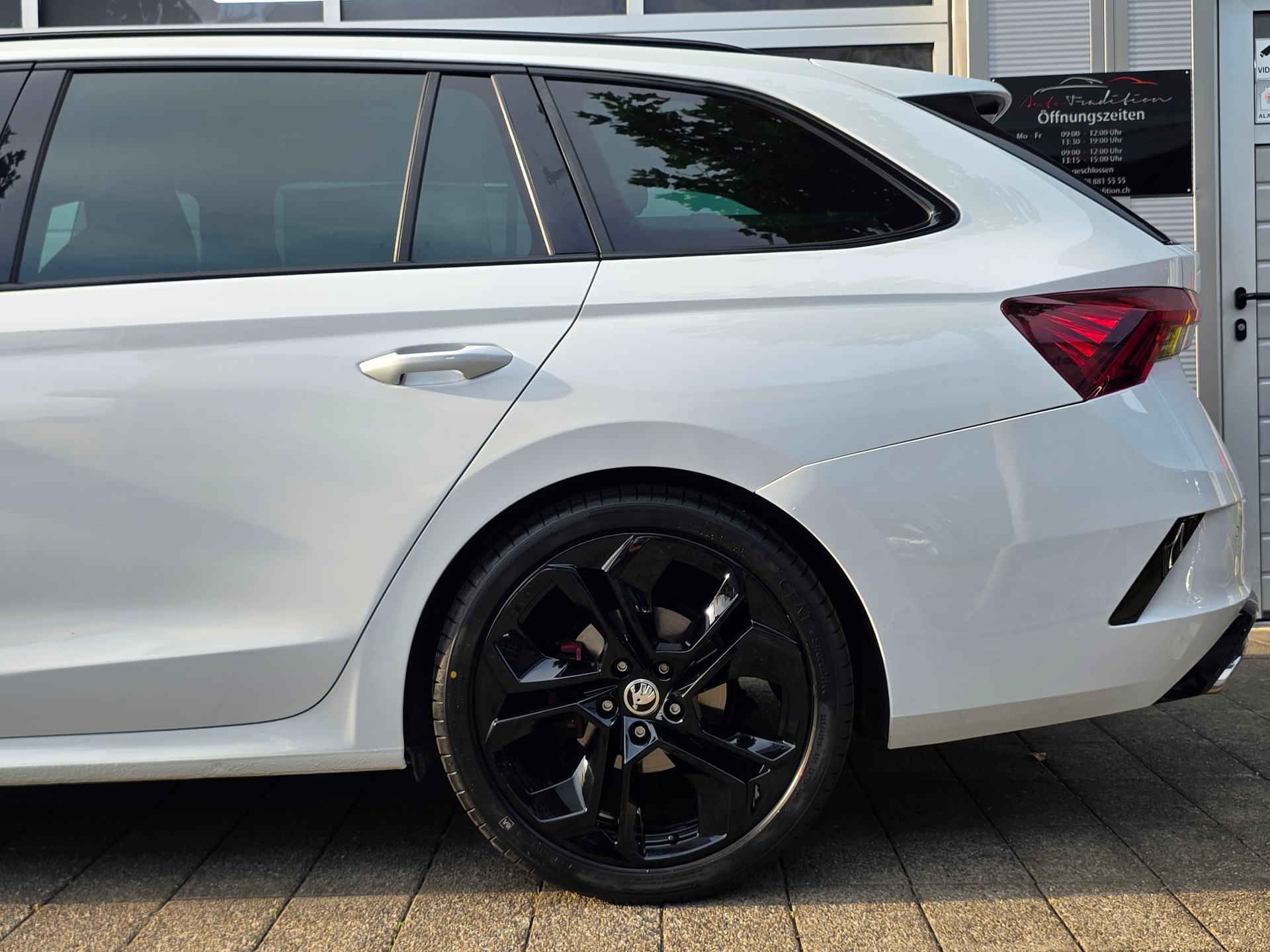 SKODA Octavia Combi 2.0 TDI DSG RS 4x4 ** EL.ANHÄNGERKUPPLUNG - CANTON SOUND SYS. -KEYLESS -ASSIS.-PAKET PLUS -ADAPTIVE LED**-image-5