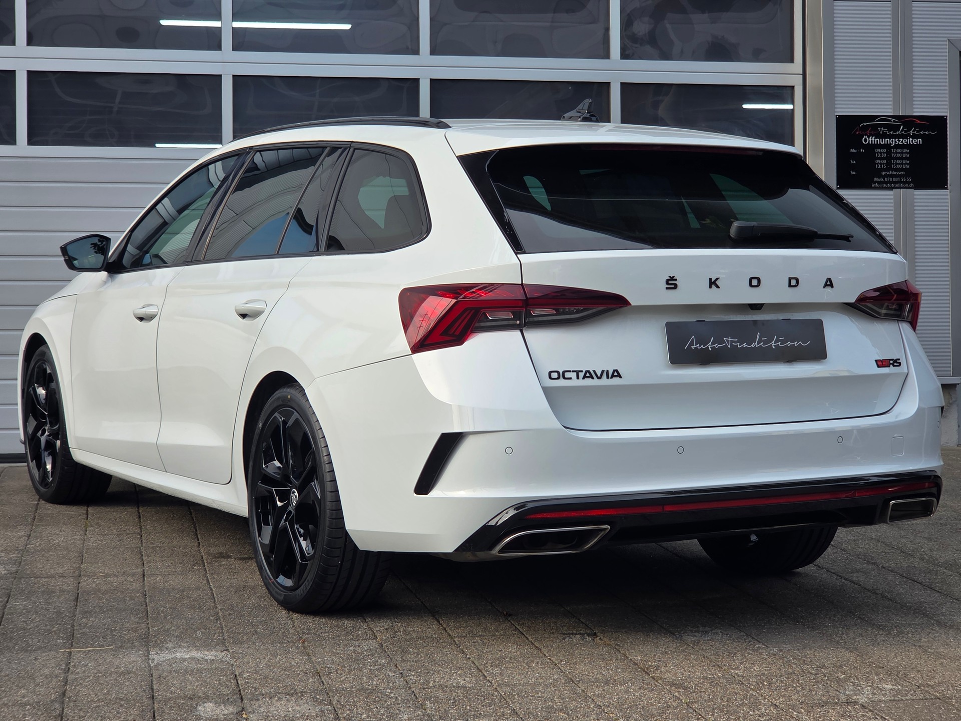SKODA Octavia Combi 2.0 TDI DSG RS 4x4 ** EL.ANHÄNGERKUPPLUNG - CANTON SOUND SYS. -KEYLESS -ASSIS.-PAKET PLUS -ADAPTIVE LED**-image-2