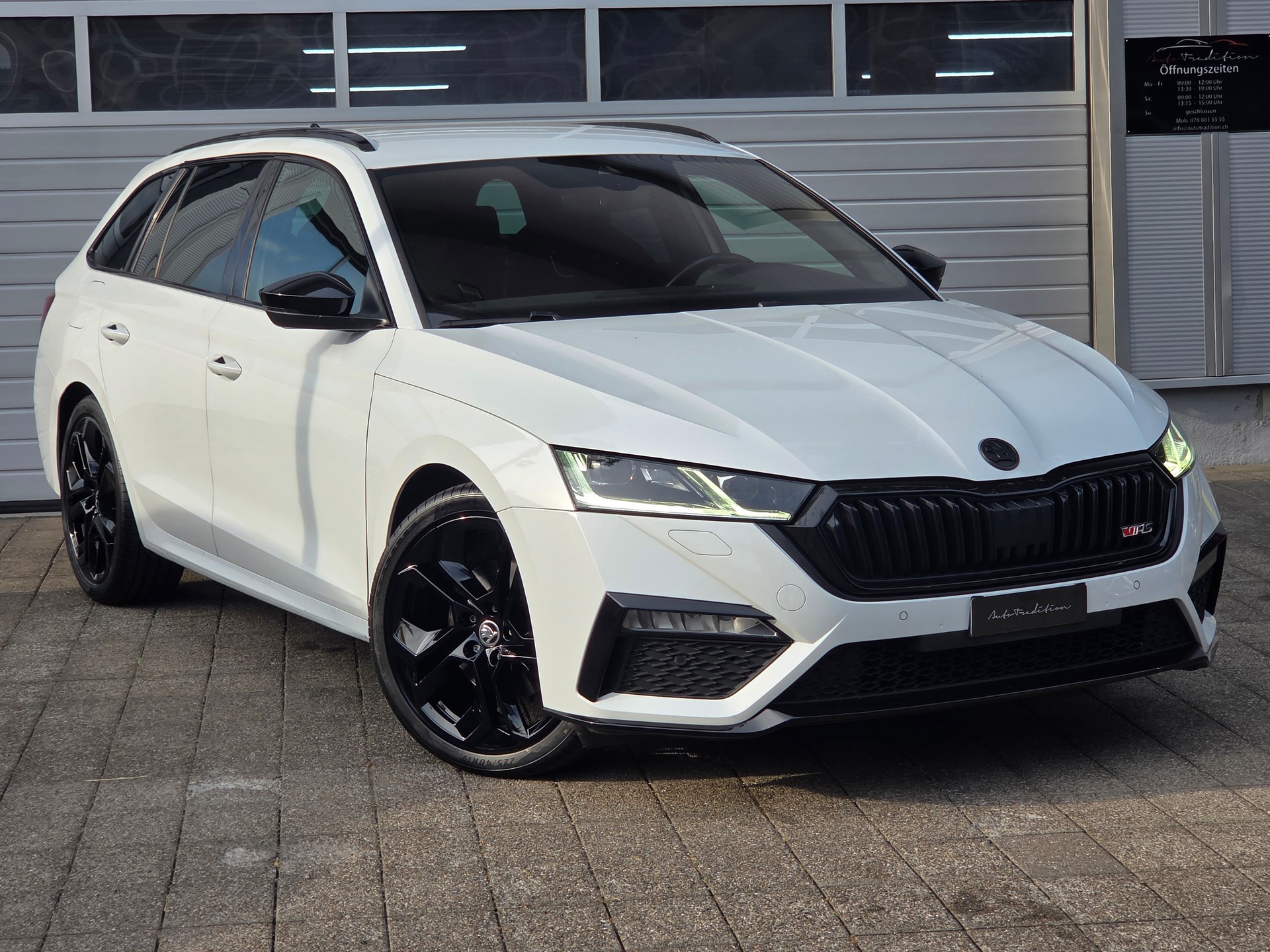 SKODA Octavia Combi 2.0 TDI DSG RS 4x4 ** EL.ANHÄNGERKUPPLUNG - CANTON SOUND SYS. -KEYLESS -ASSIS.-PAKET PLUS -ADAPTIVE LED**-image-1