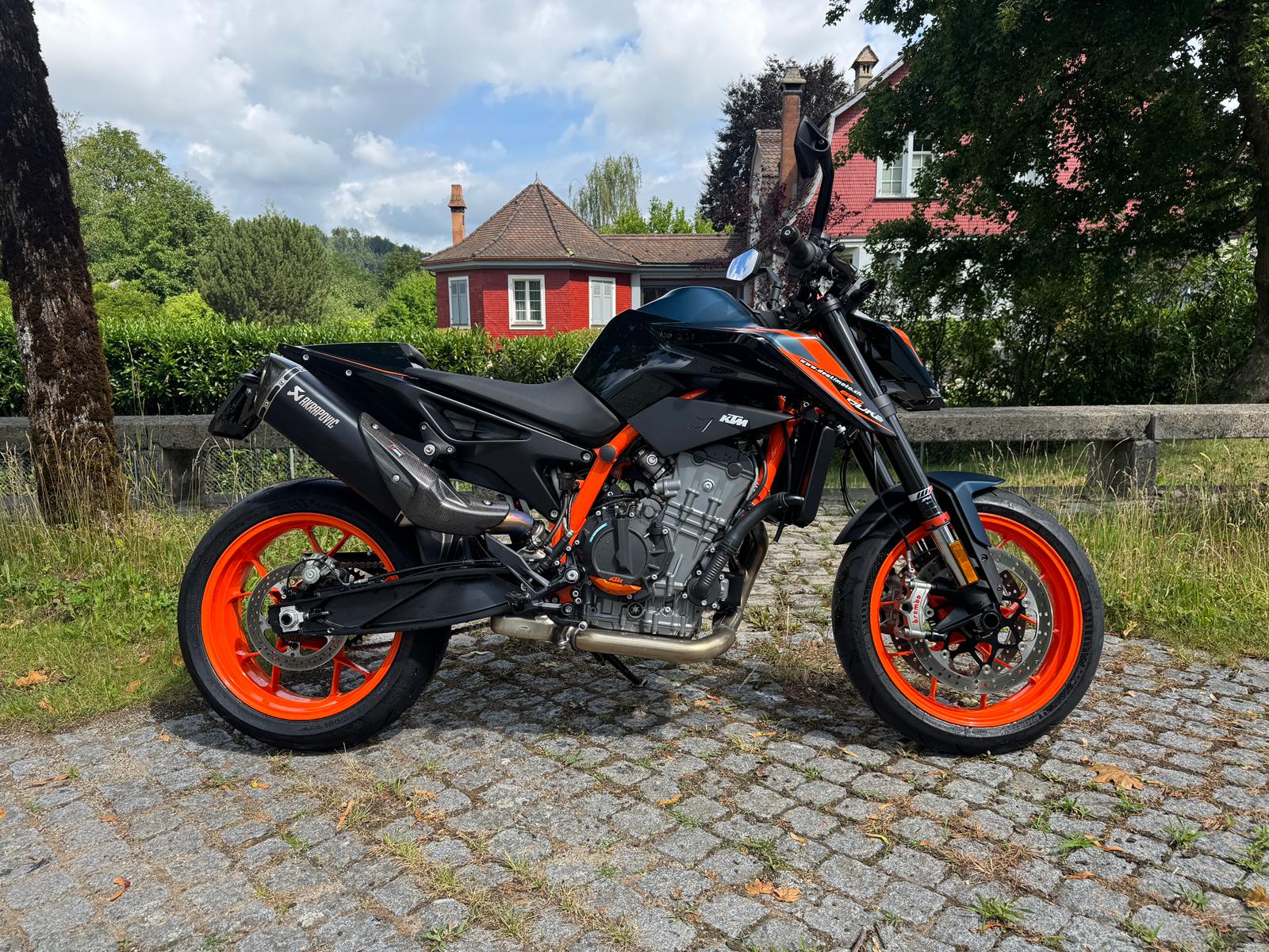 KTM 890 Duke R