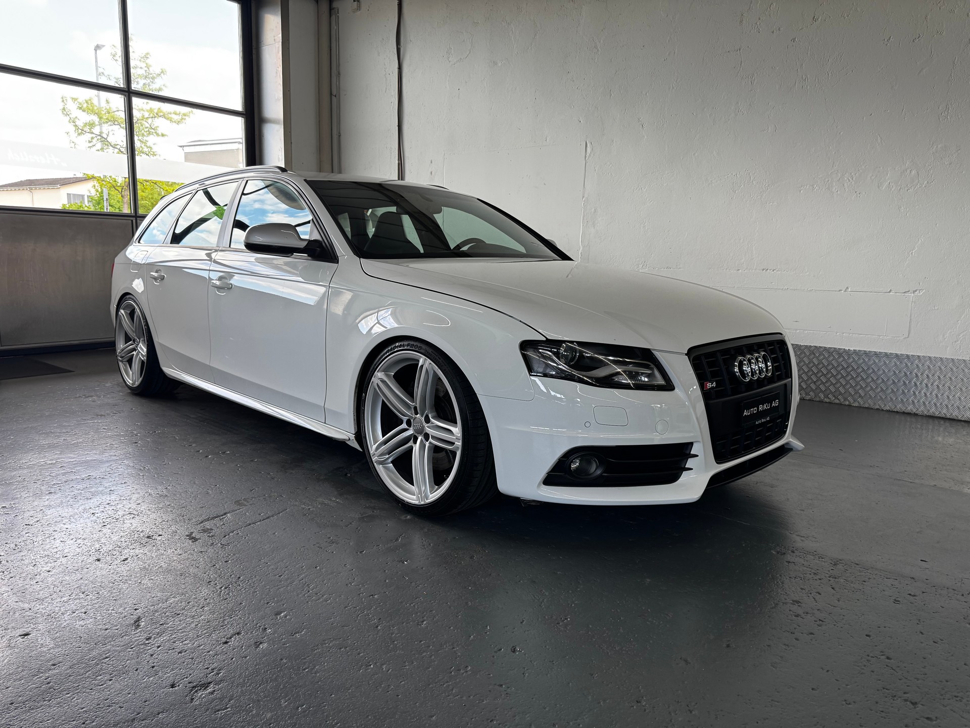AUDI S4 Avant 3.0TFSI-image-1
