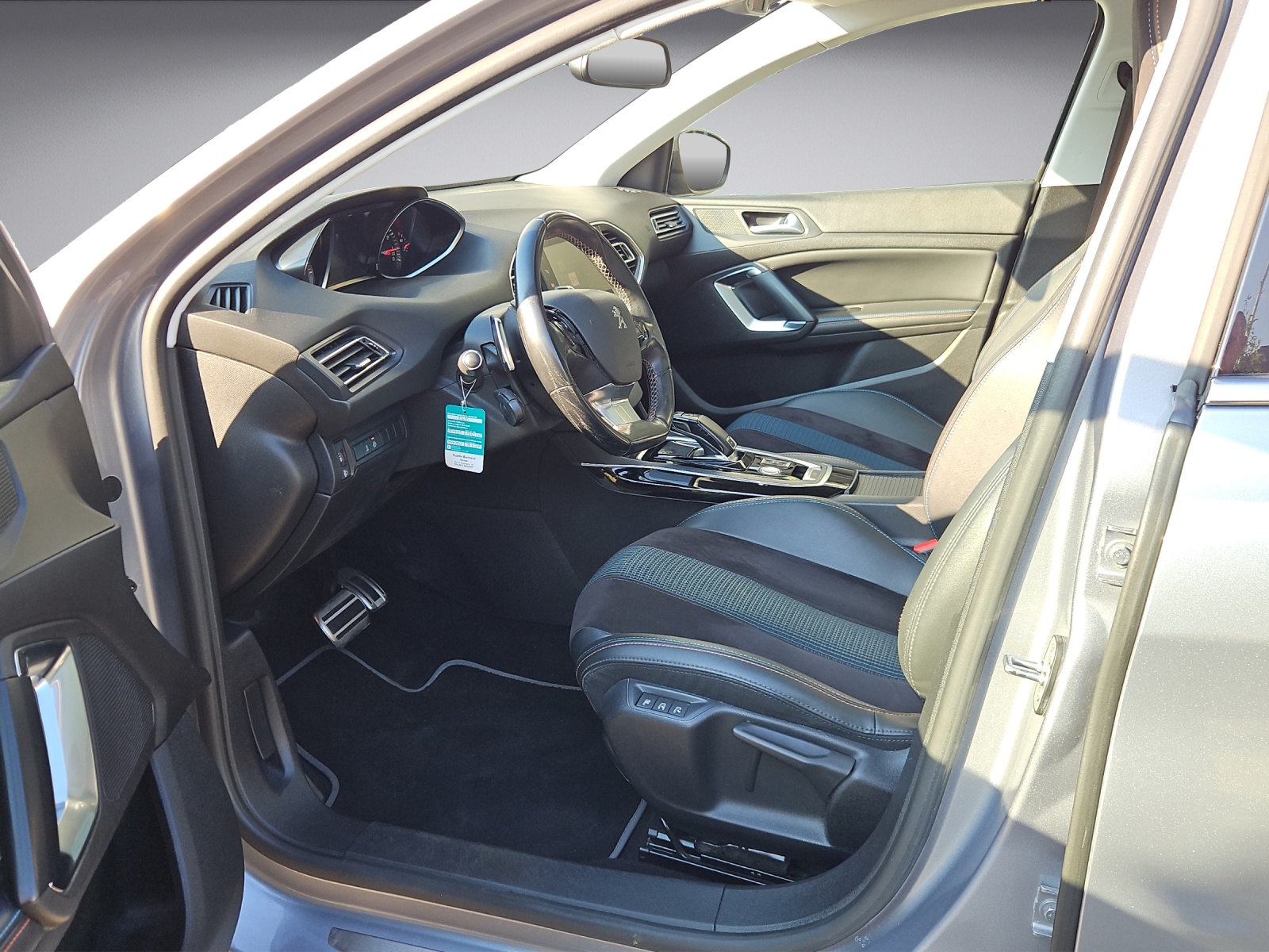 PEUGEOT 308 1.2 Pure Tech Tech Edition EAT8-image-9