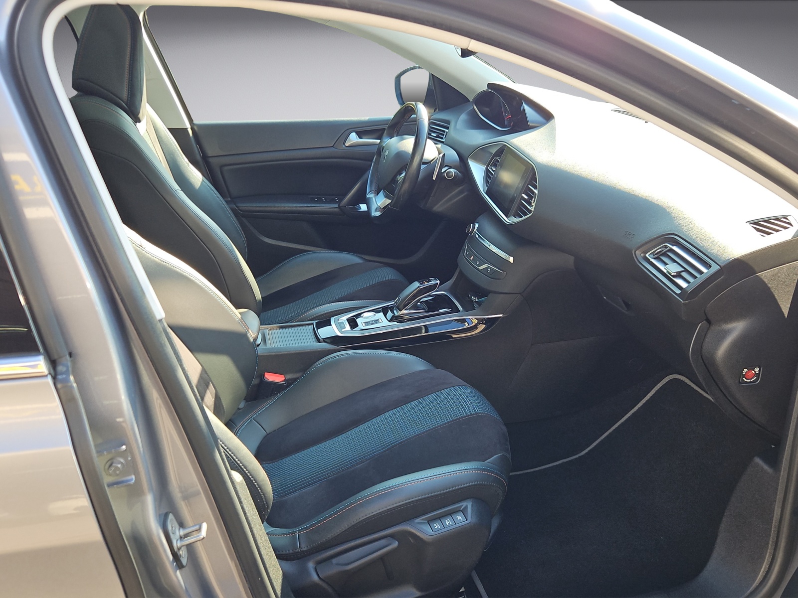 PEUGEOT 308 1.2 Pure Tech Tech Edition EAT8-image-11