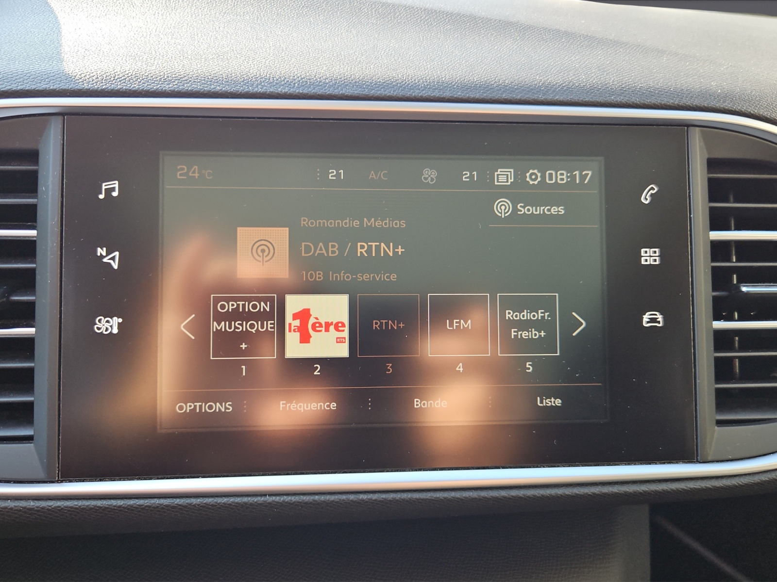 PEUGEOT 308 1.2 Pure Tech Tech Edition EAT8-image-16