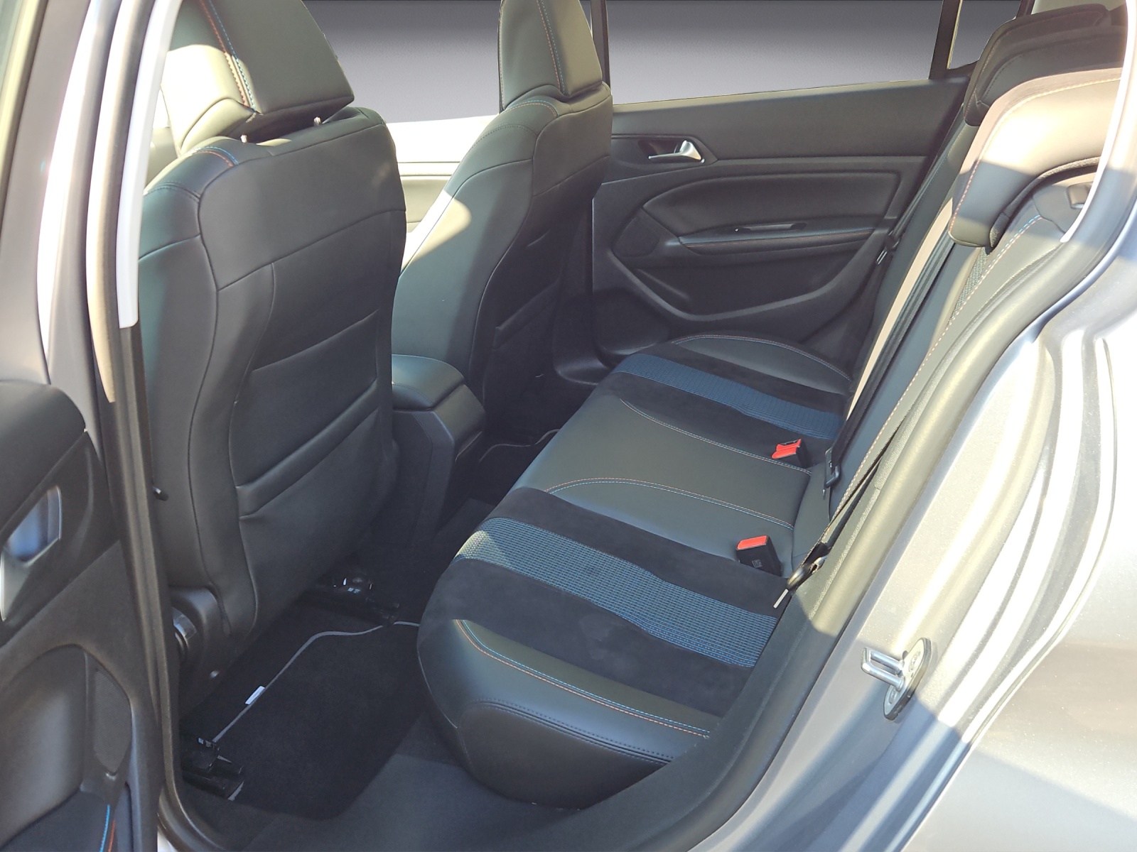 PEUGEOT 308 1.2 Pure Tech Tech Edition EAT8-image-10