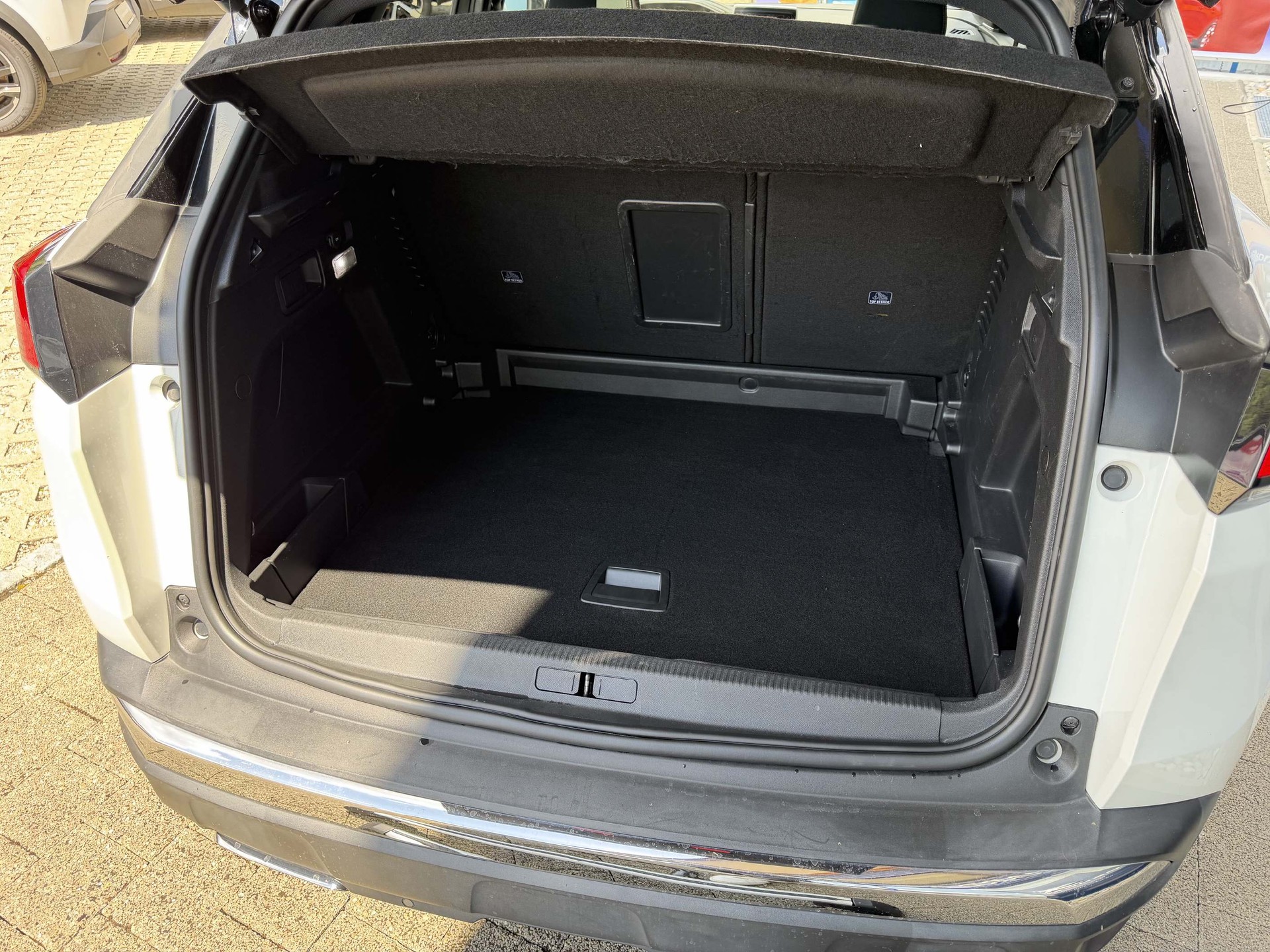 PEUGEOT 3008 1.6 BlueHDi GT *AHK, Schiebedach*-image-5